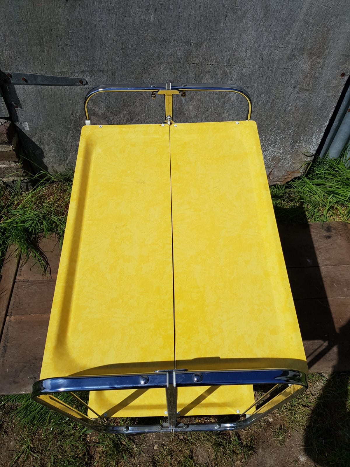 Serving table 1970