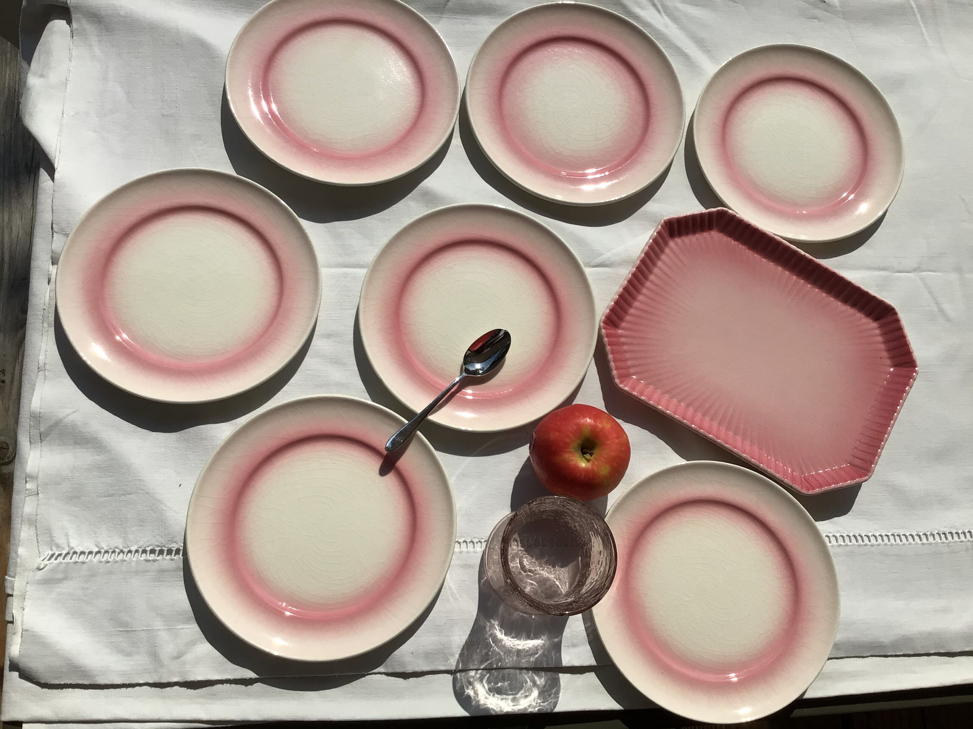 7 assiettes à dessert craquelées rose dégradé