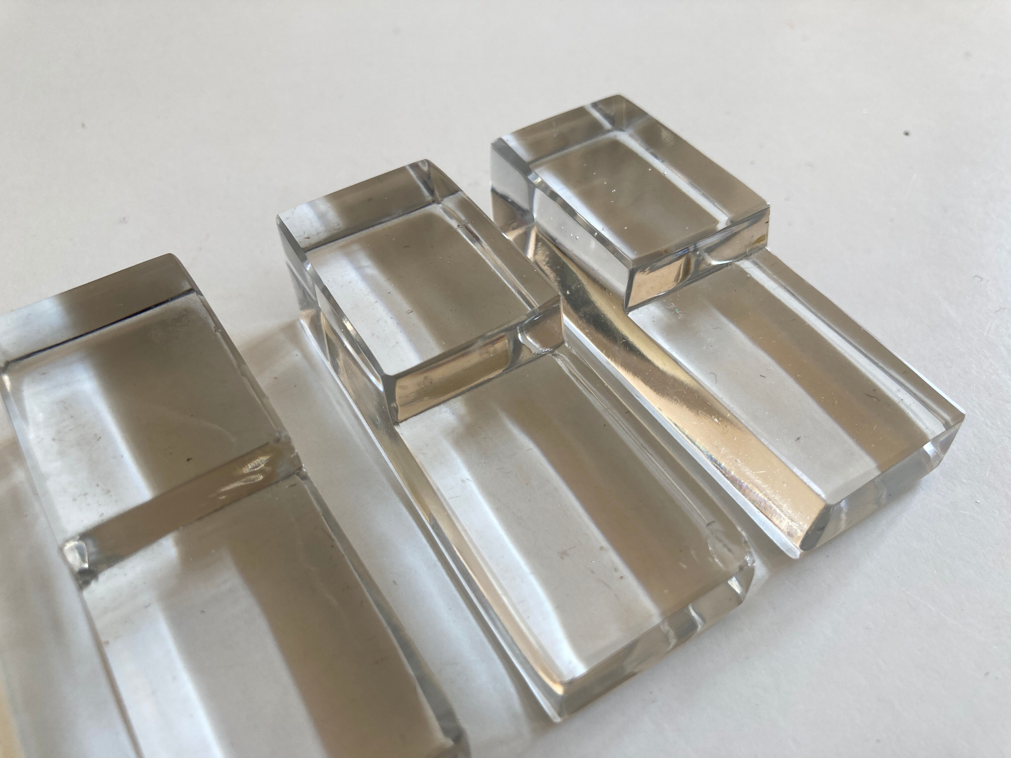 taillé en biseau 7 lettres