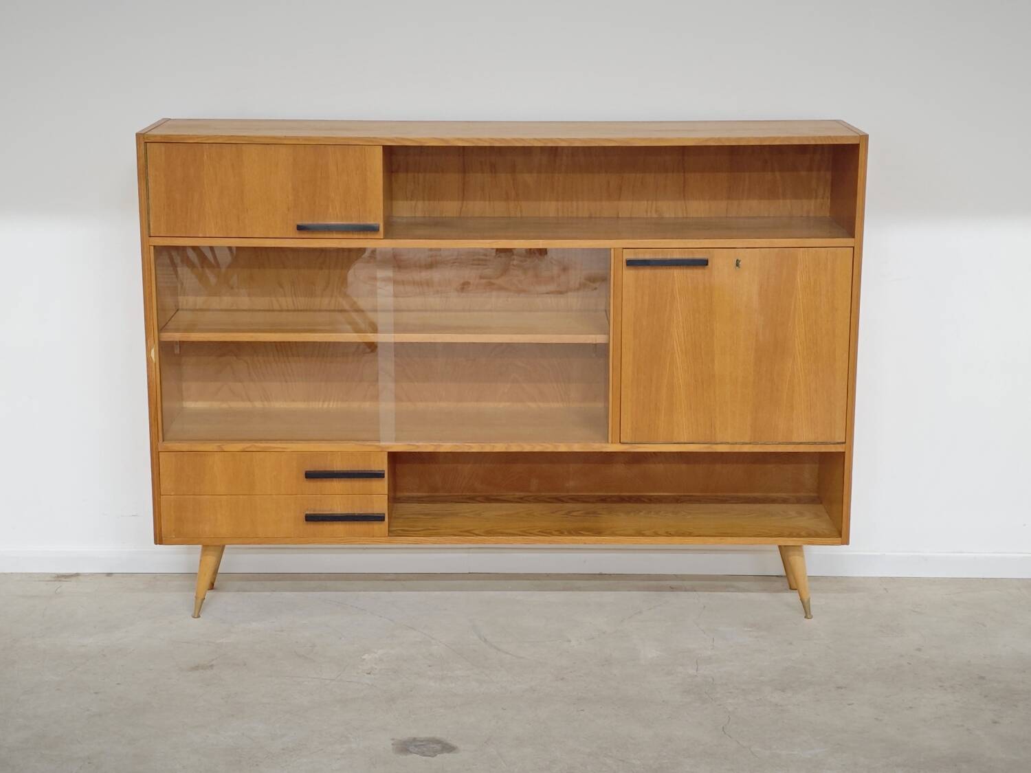 Buffet Vaisselier en bois blond Libena , ex Tchécoslovaquie 1970