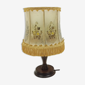 Lampe à poser en bois et abat-jour style peau déco fleurs 35 cm