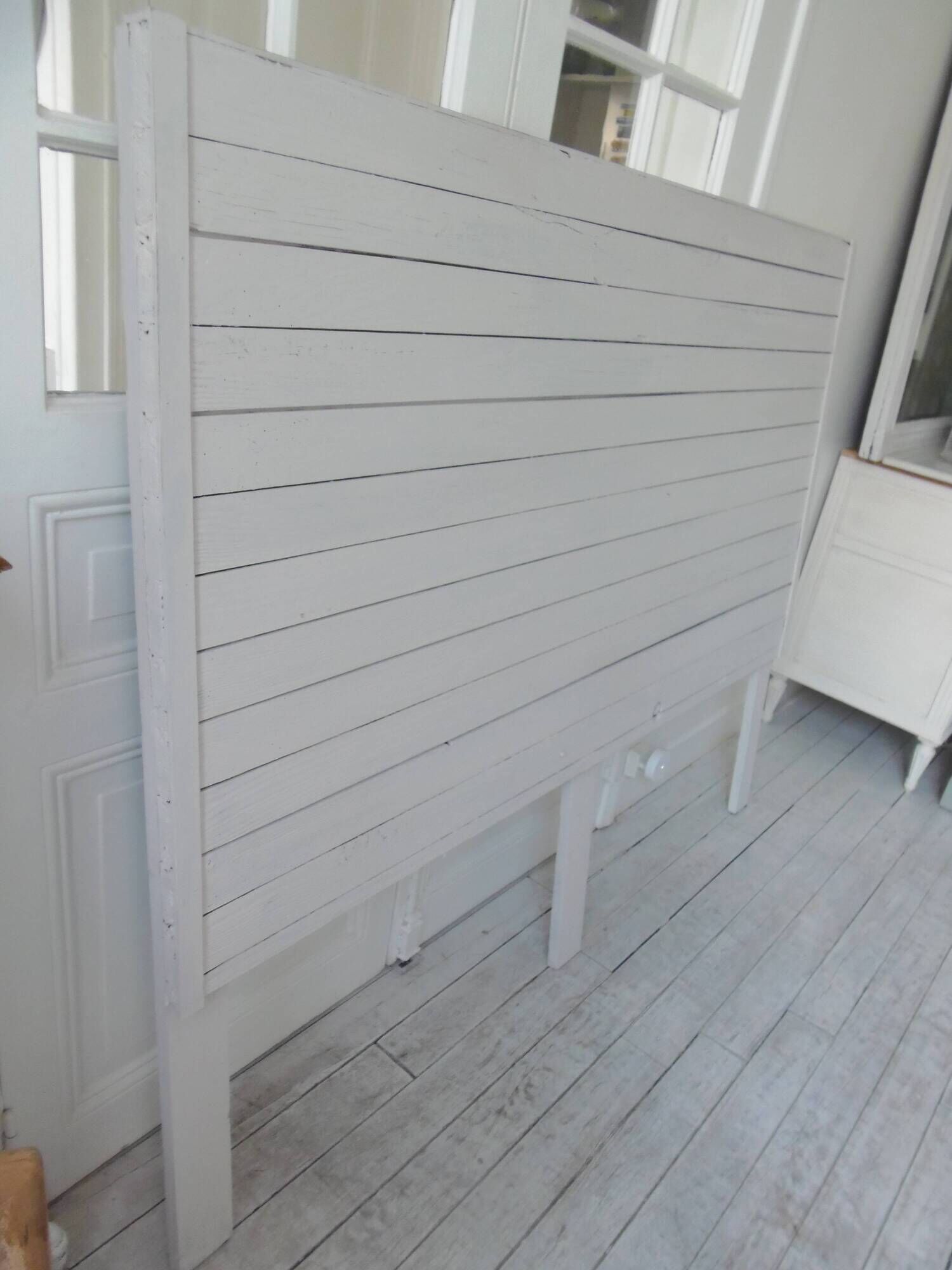 Headboard of 160 made with aged wood in pearl grey patina.