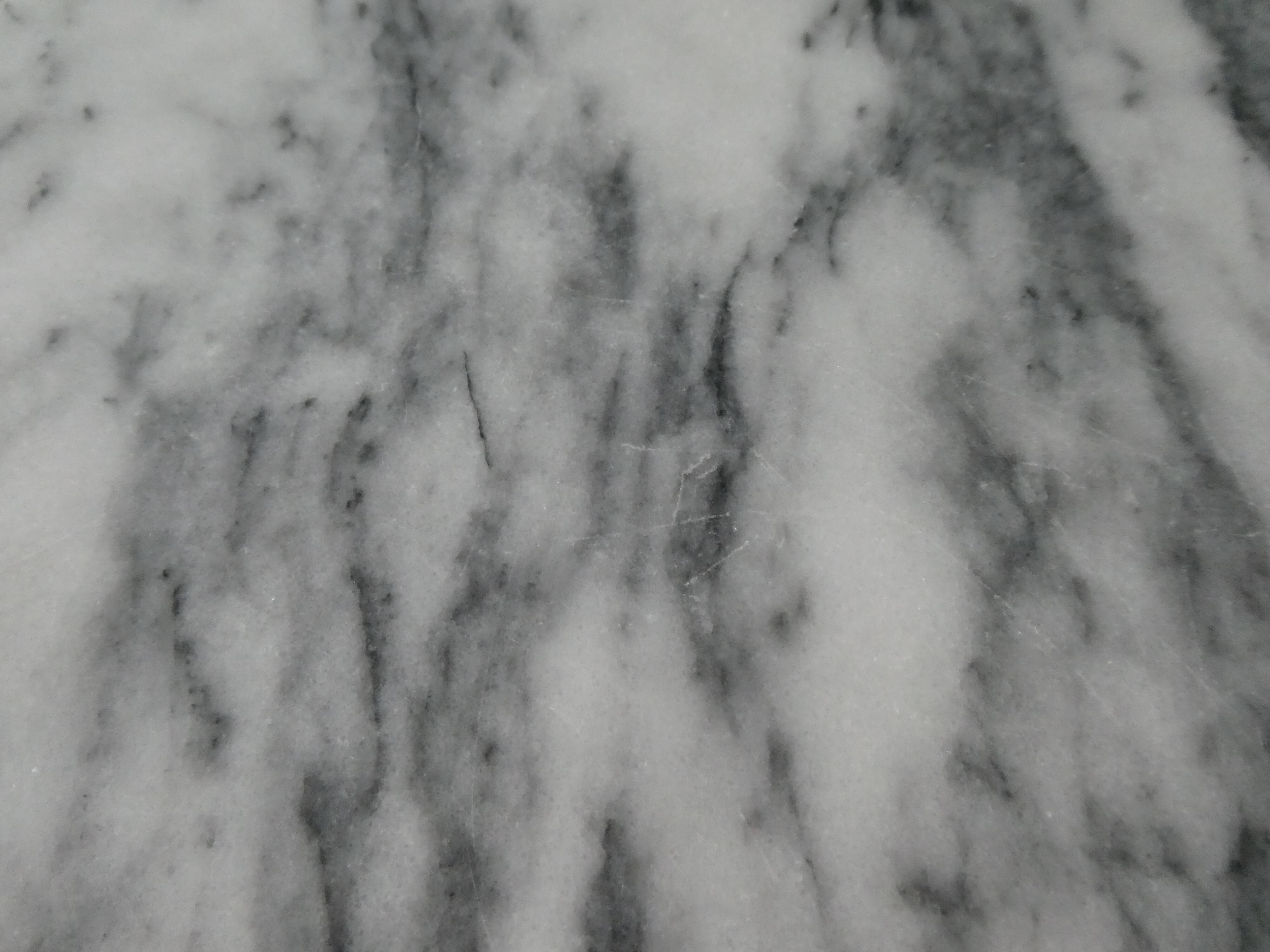 Table mat in white marble veined with grey