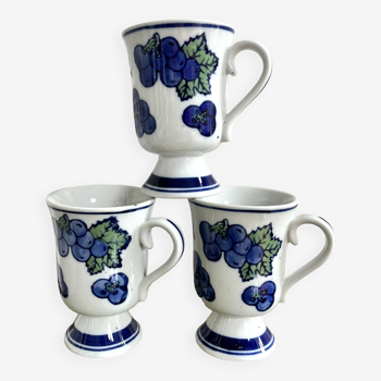 Mazagrans cups with blueberry decor