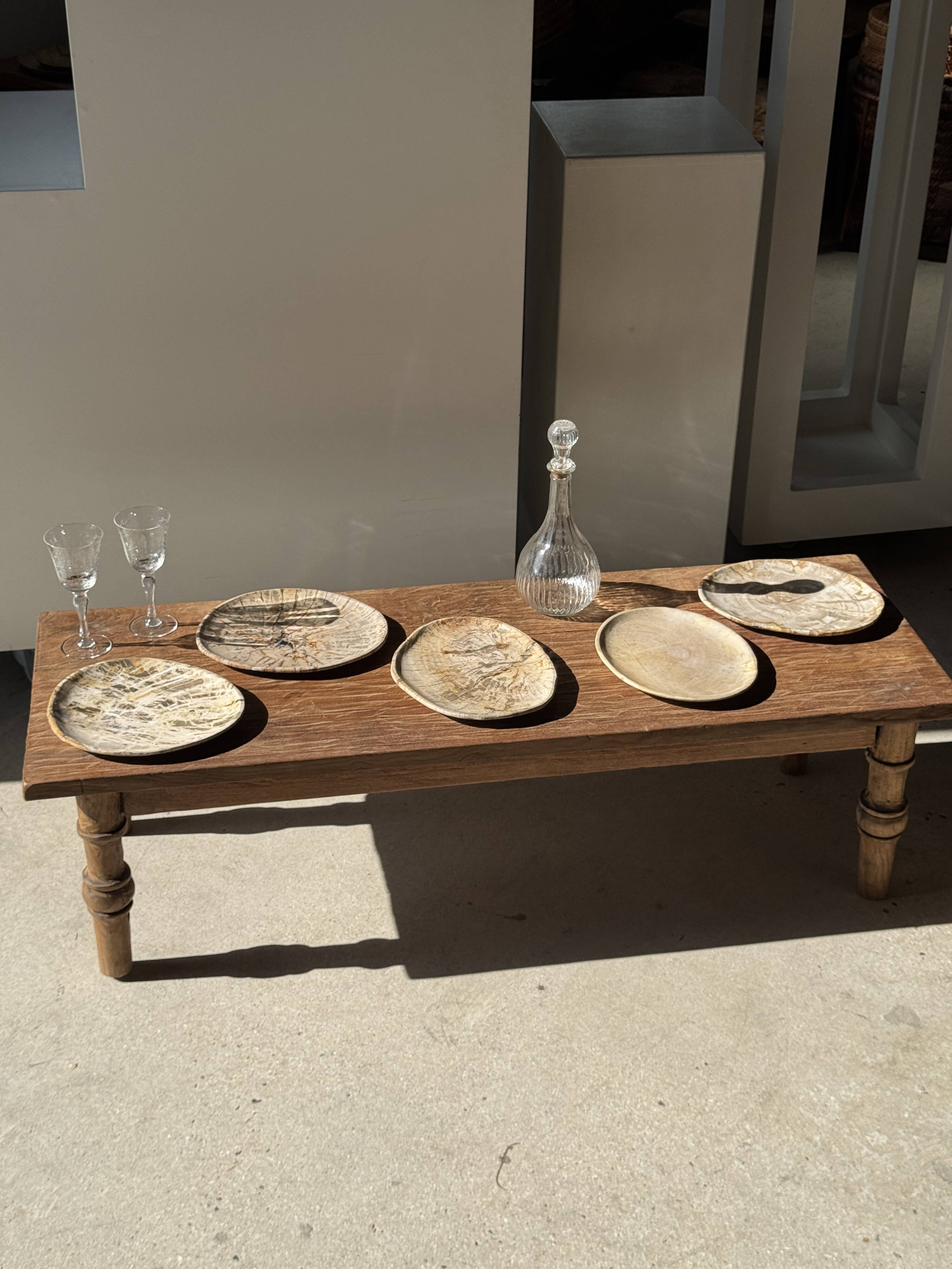 Petit vide poche ou plat en bois pétrifié beige cernes petit cœur noir