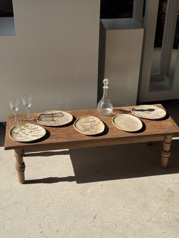Petit vide poche ou plat en bois pétrifié beige cernes petit cœur noir