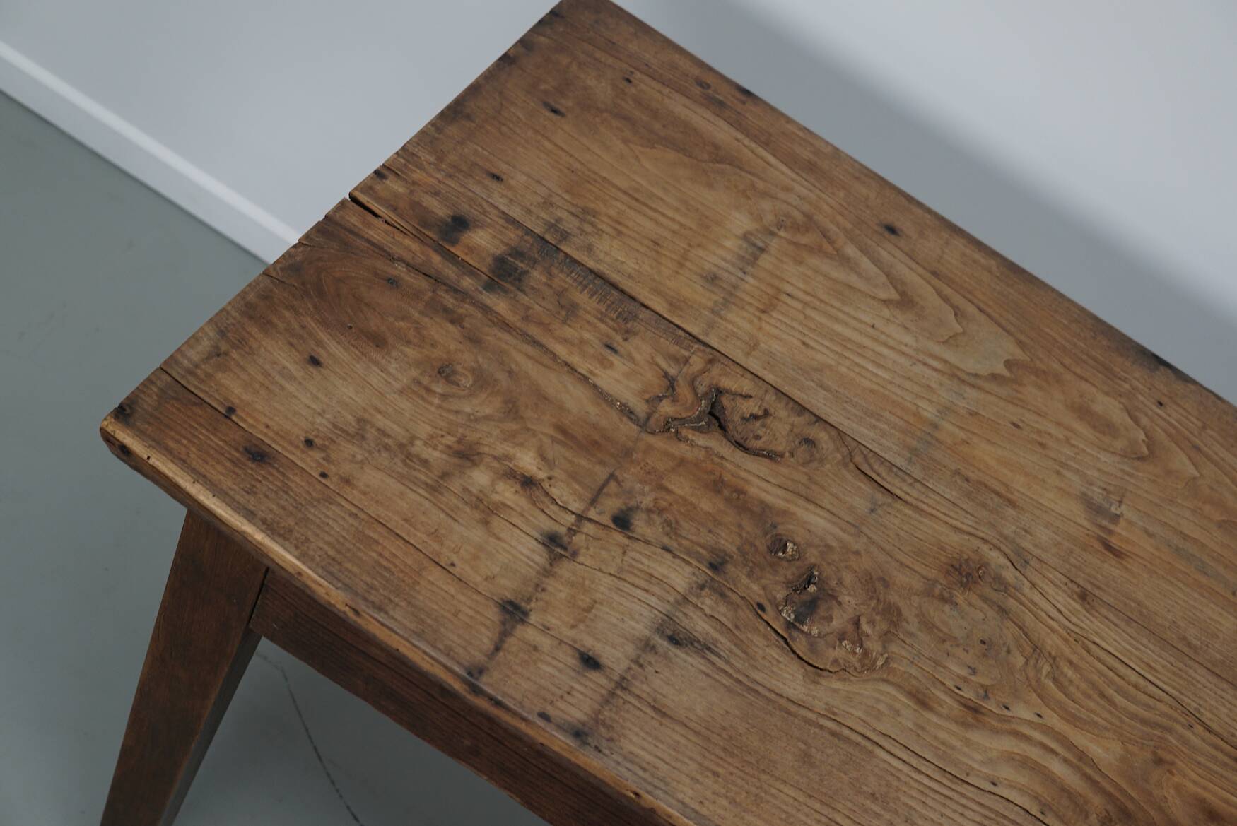 Table à manger rustique française en orme, XIXe siècle