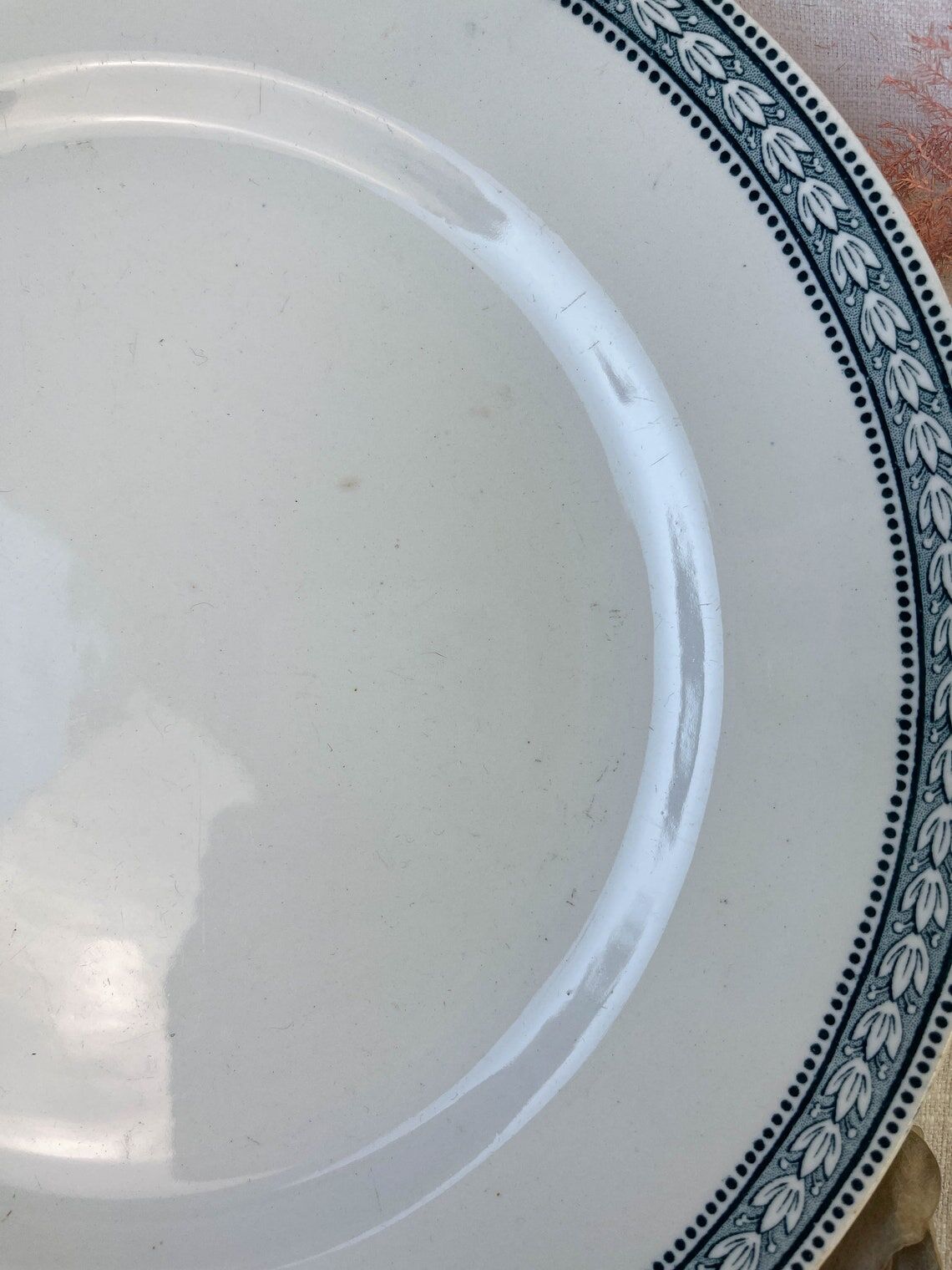 Round dish Terre de fer St Amand & Hamage laurel model made in France