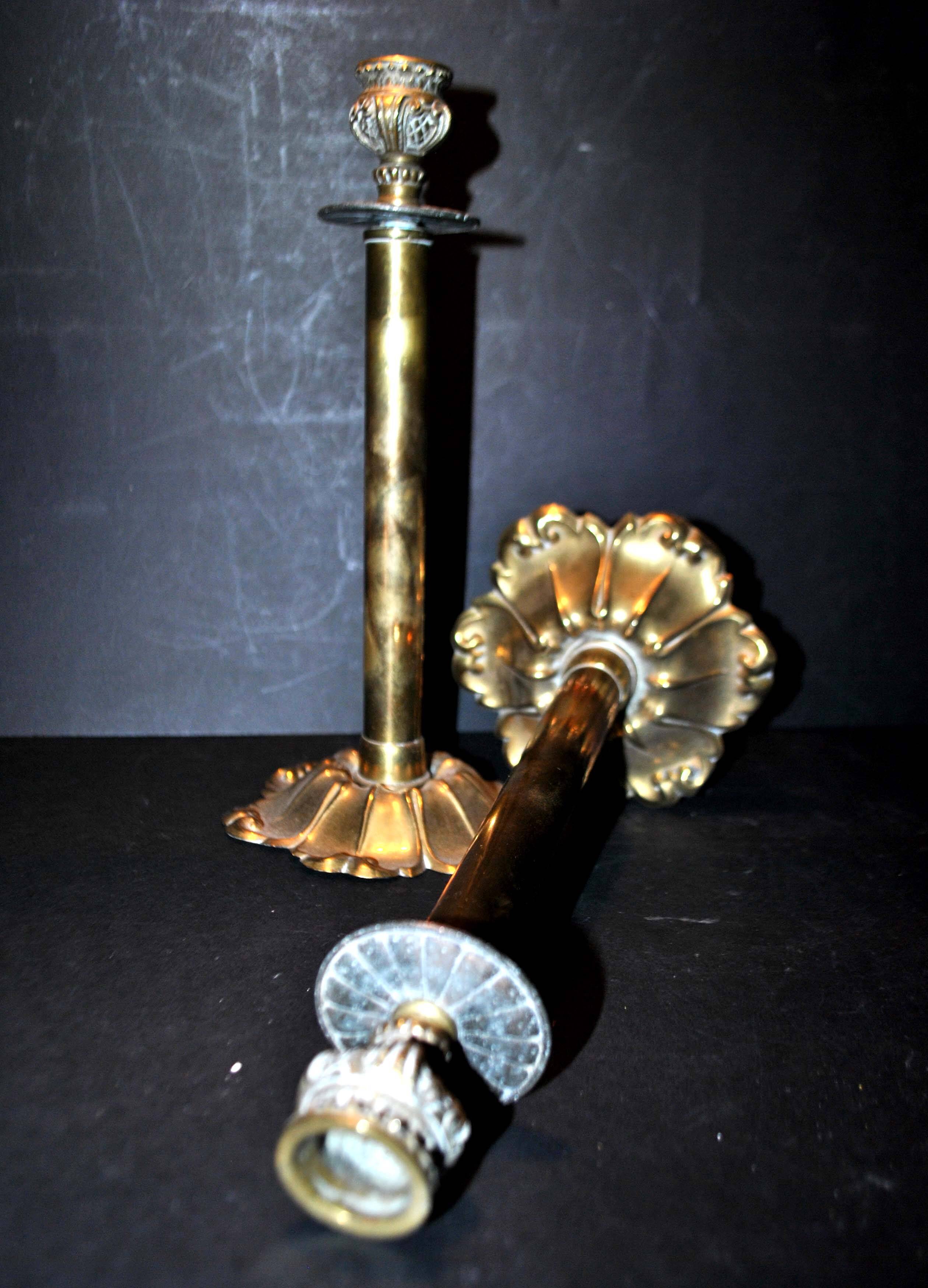 Lot de 2 Bougeoirs flambeaux anciens en laiton doré décor classique