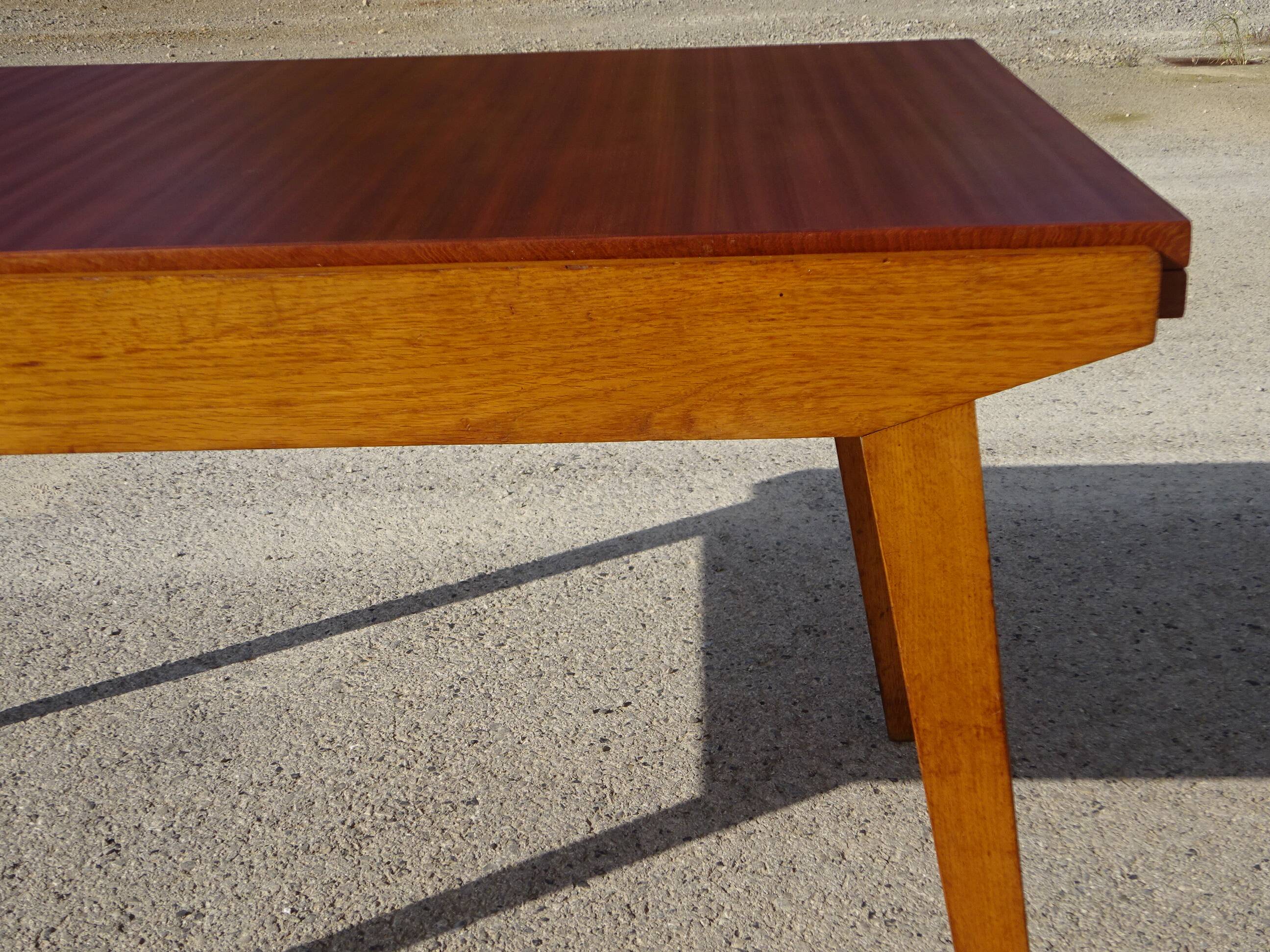 Extendable table, compass legs