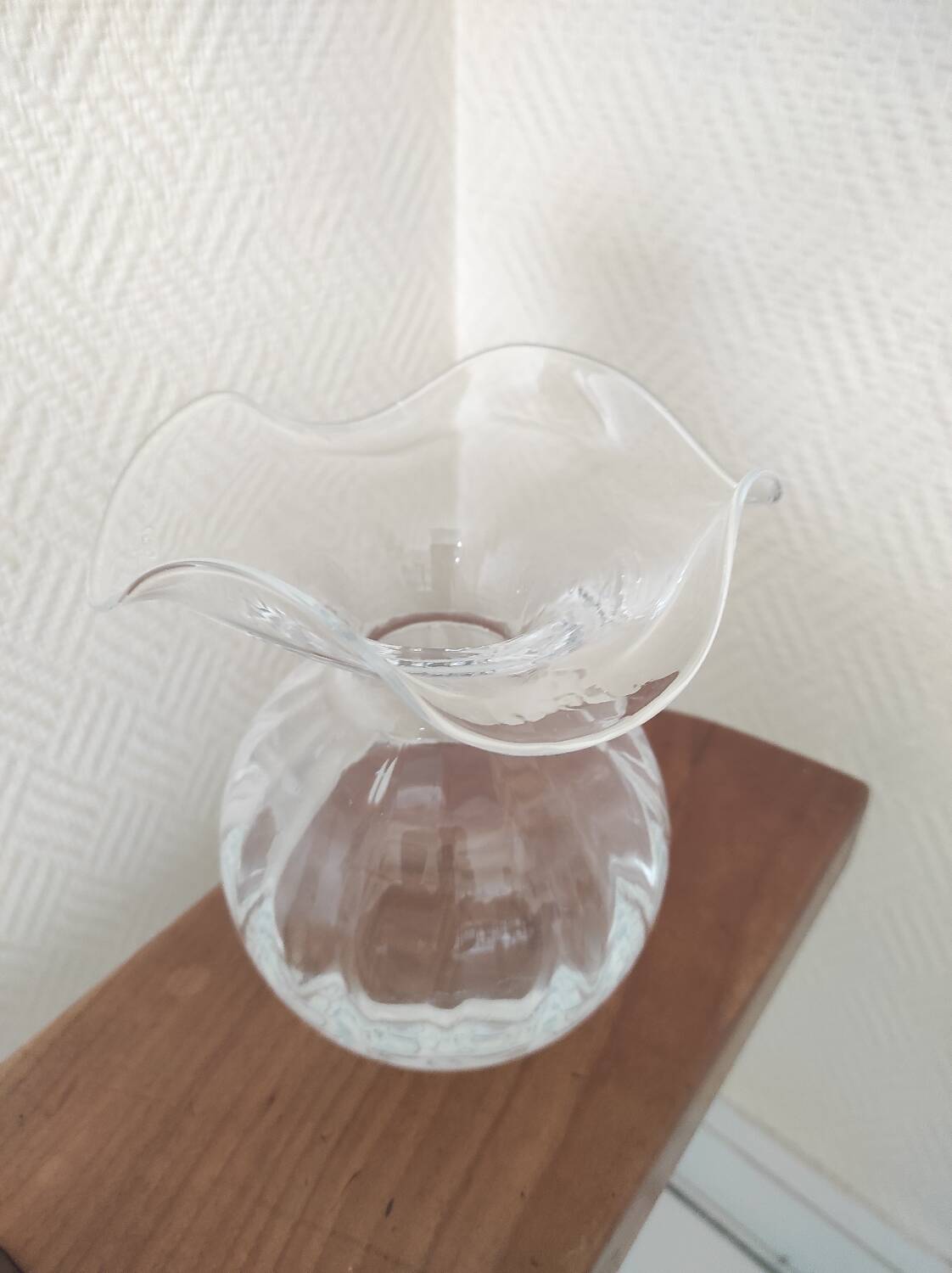 Glass ball vase with corolla