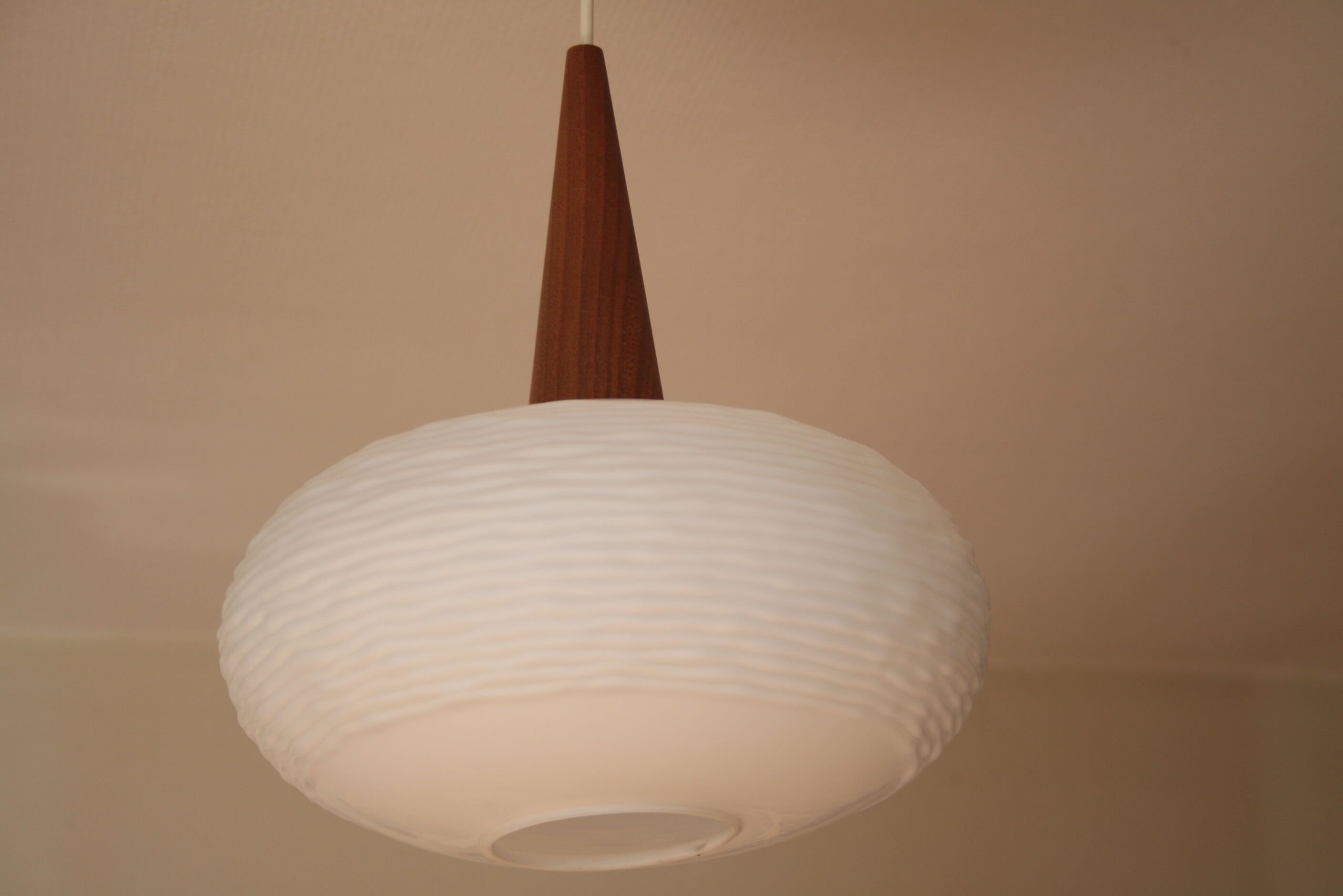 Suspension opaline et teck par Louis Kalff pour Philips