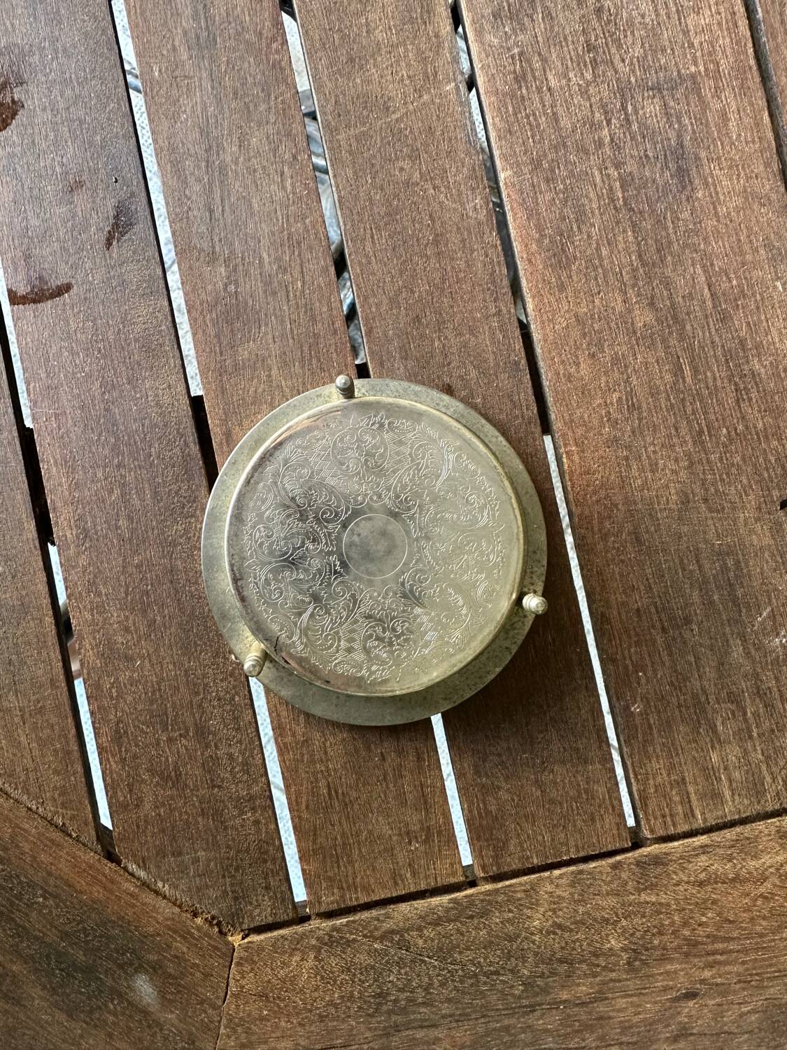 Lot de 5 sous verres en métal gravé