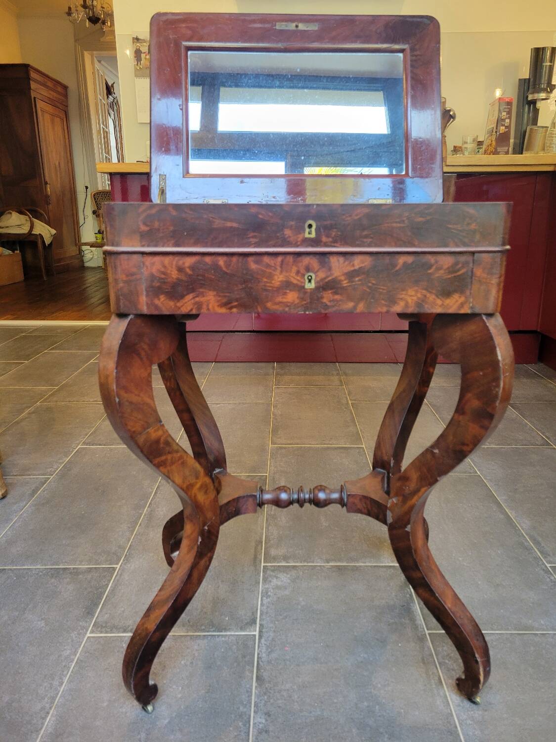 Coiffeuse en ronce d'acajou, époque Restauration, vers 1820