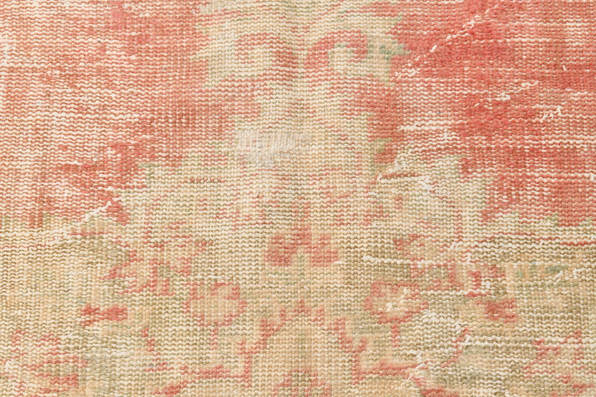 Tapis vintage fait main corail et beige, motifs floraux patinés orientaux