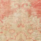 Tapis vintage fait main corail et beige, motifs floraux patinés orientaux