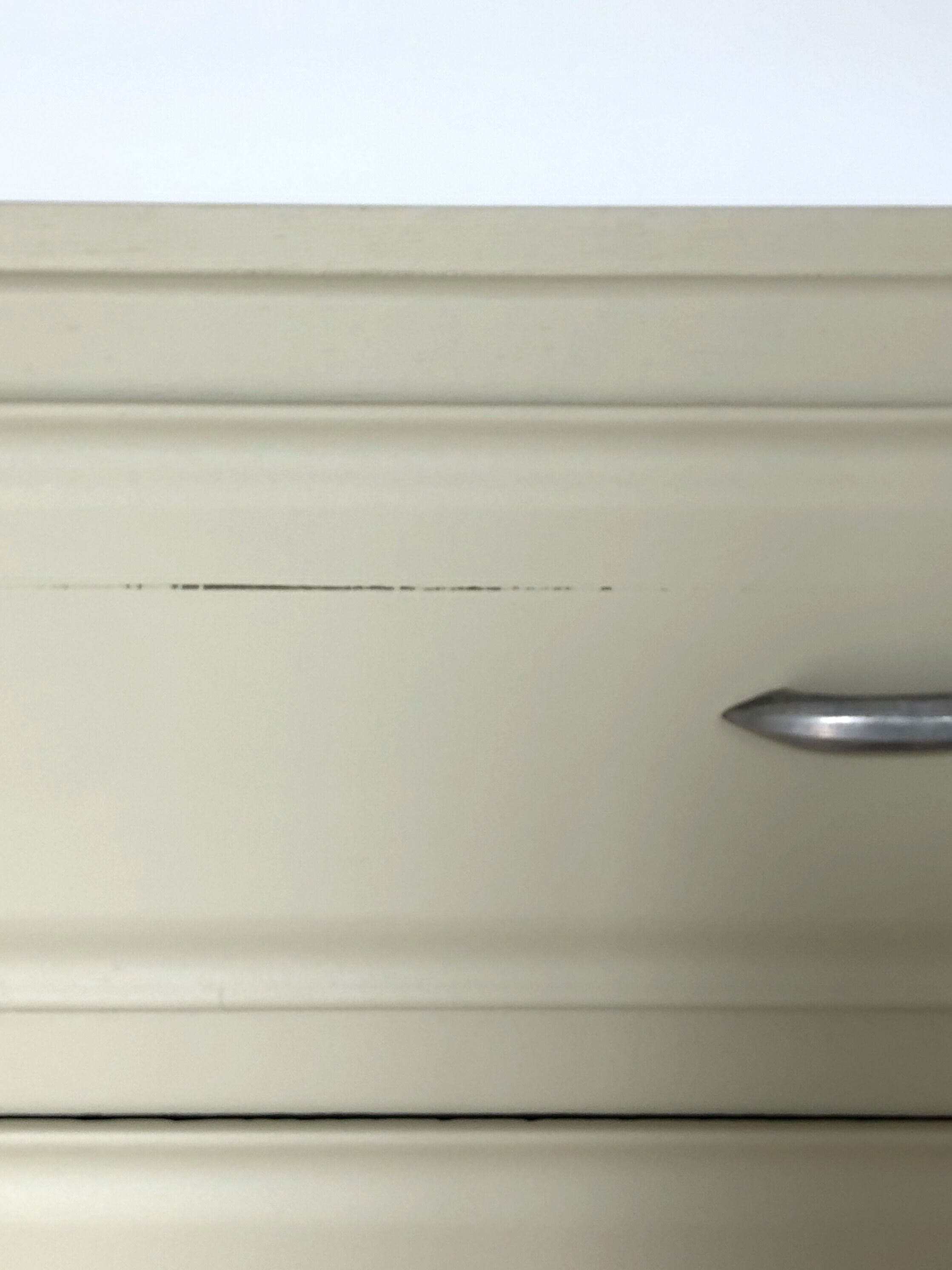 Commode vintage couleur crème d'artichaud
