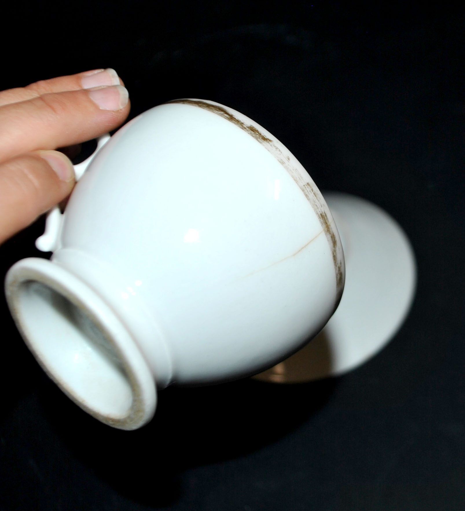 Paris porcelain – Antique round cup in soft porcelain with gold trim.