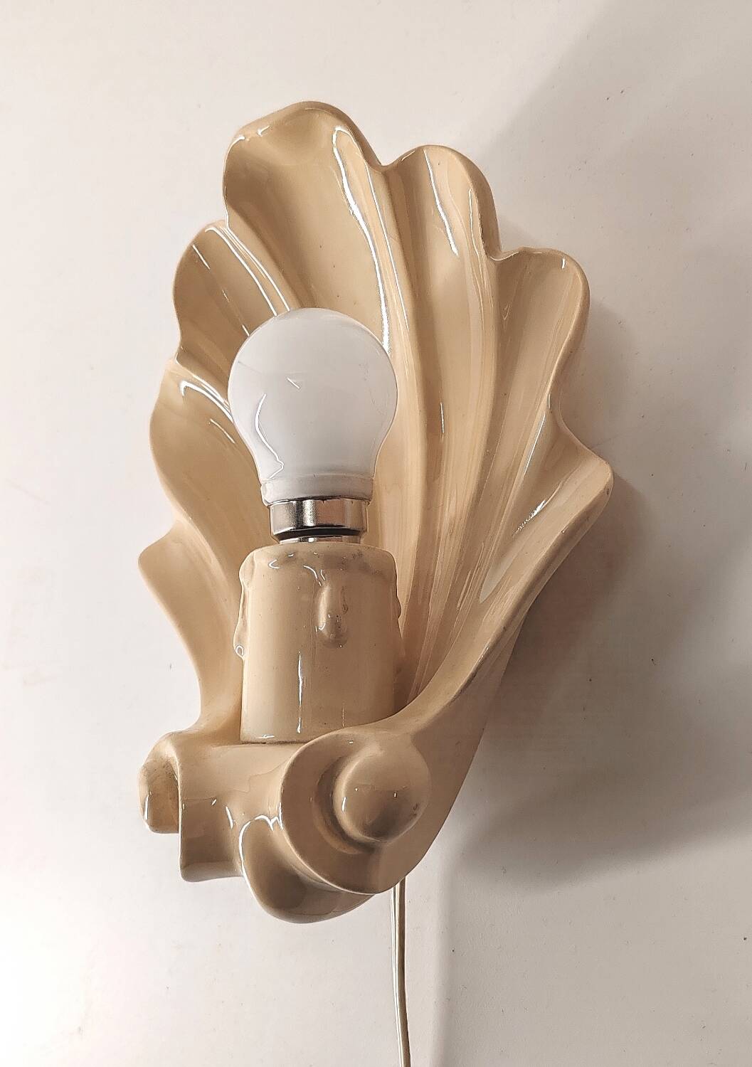 Beige ceramic shell lamp wall lamp from the 40s