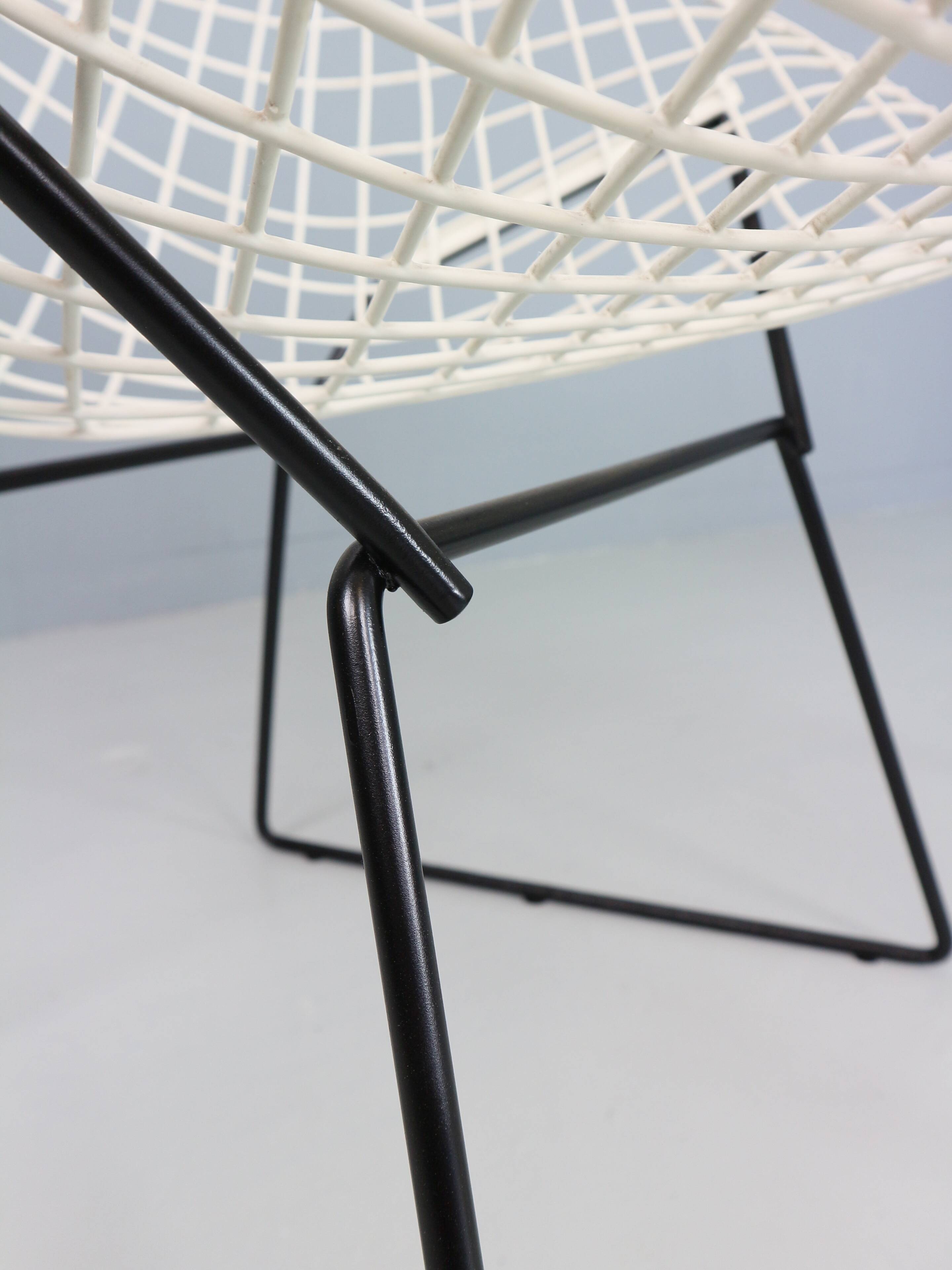 Set of two Diamond chair by Harry Bertoia in white & black metal. 1960s