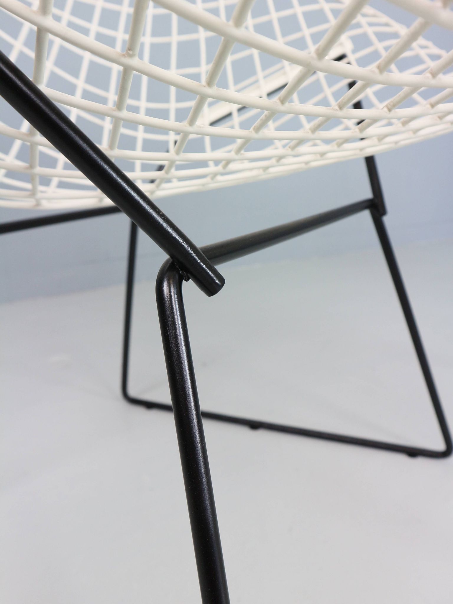 Set of two Diamond chair by Harry Bertoia in white & black metal. 1960s