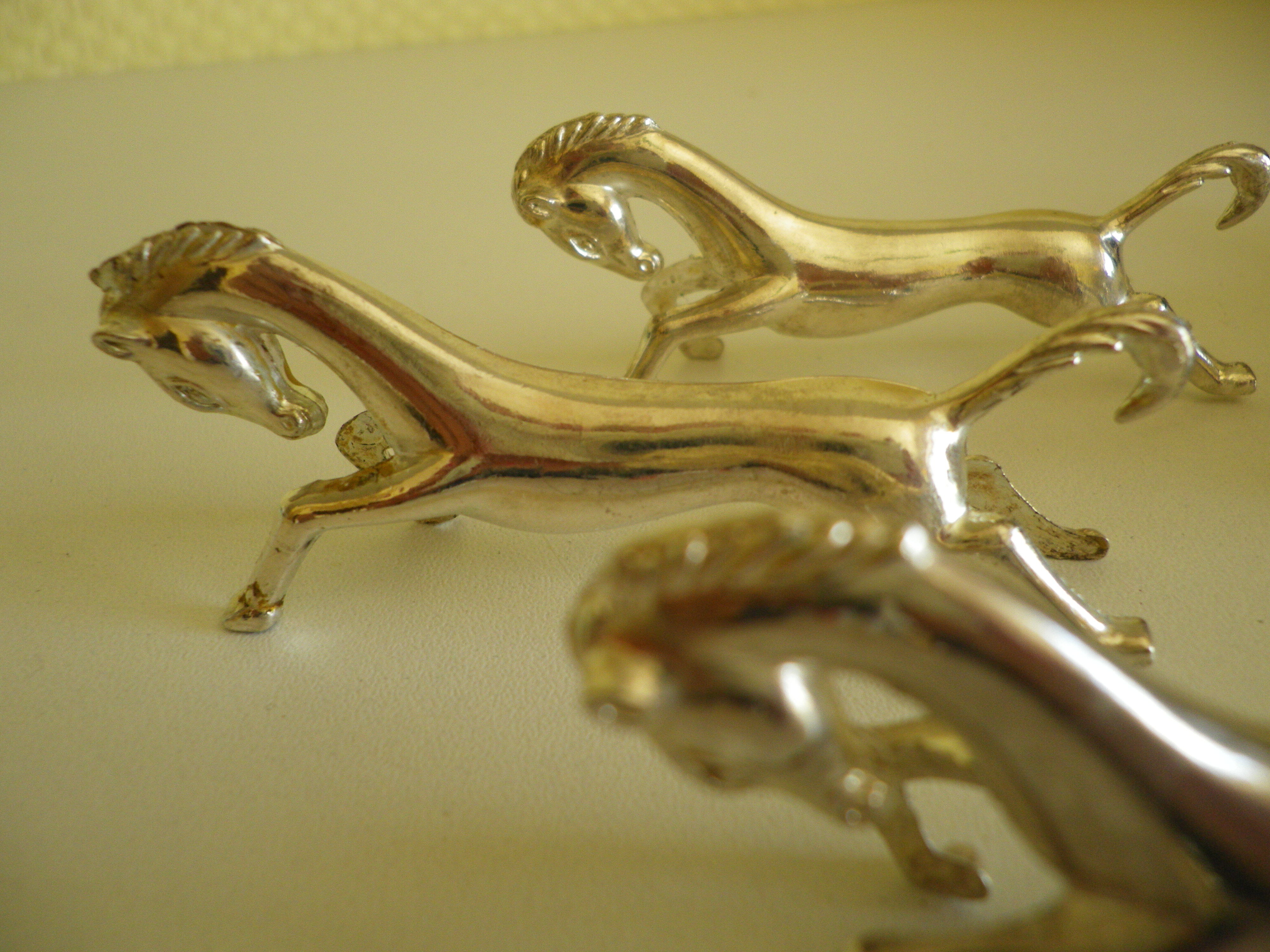 Silver metal knives in their origin box