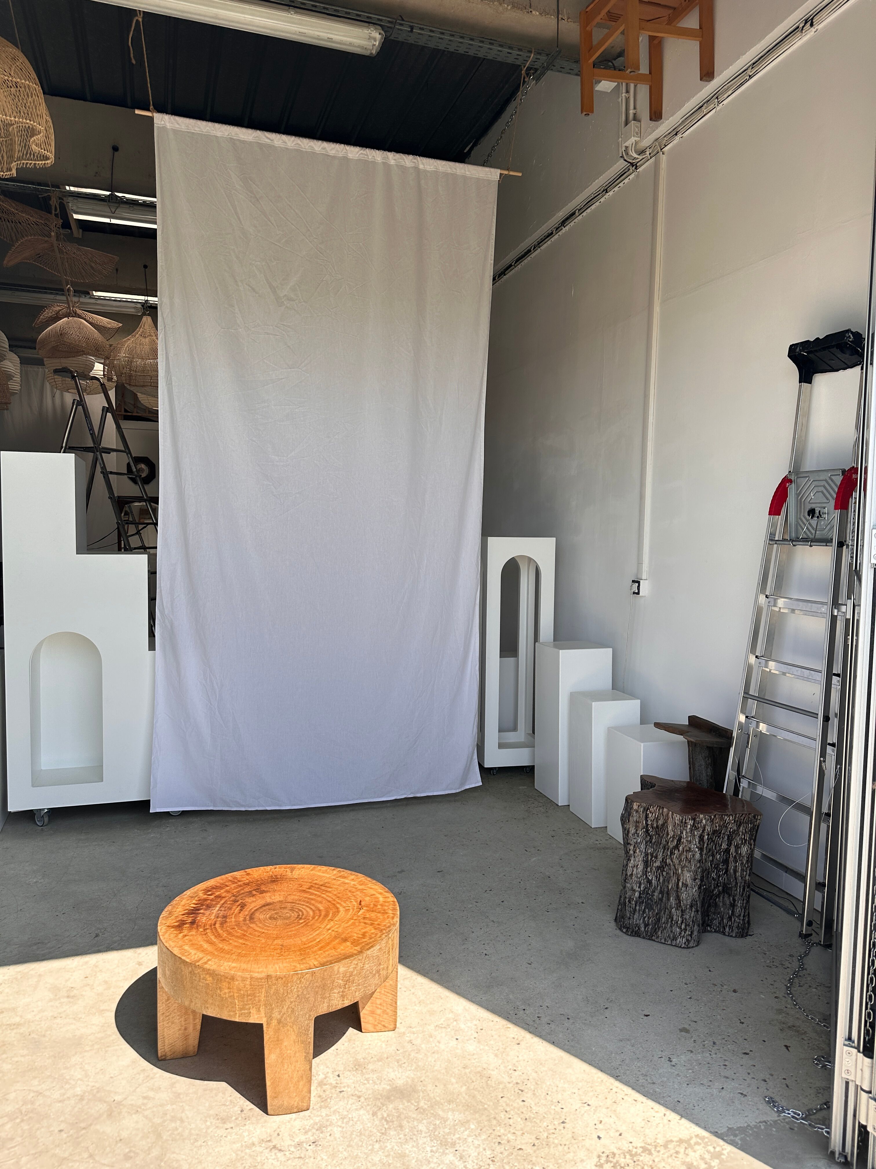 Quadripod coffee table in solid wood monoxyl natural color (dark)