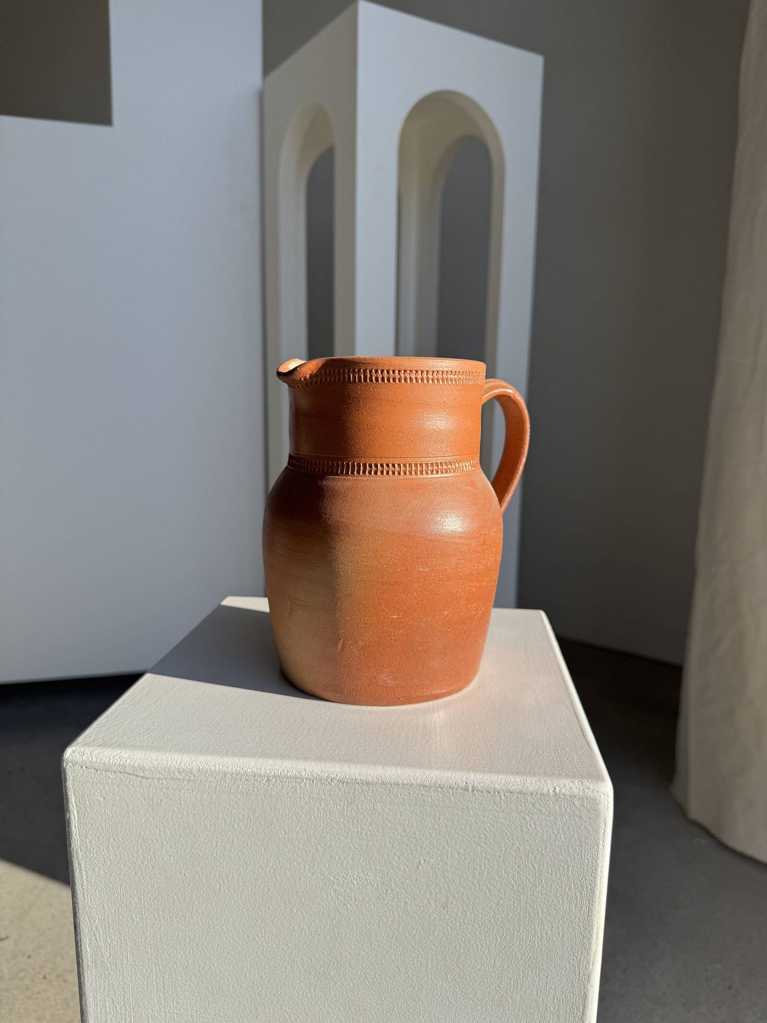 Grande carafe en grès orange Grès Bonneval Made in France au dessous H18