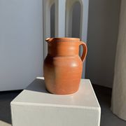 Grande carafe en grès orange Grès Bonneval Made in France au dessous H18