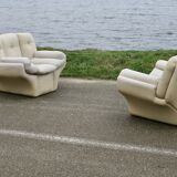 Paire de fauteuils "space age" en cuir. Couleur "crème". Circa 1970.
