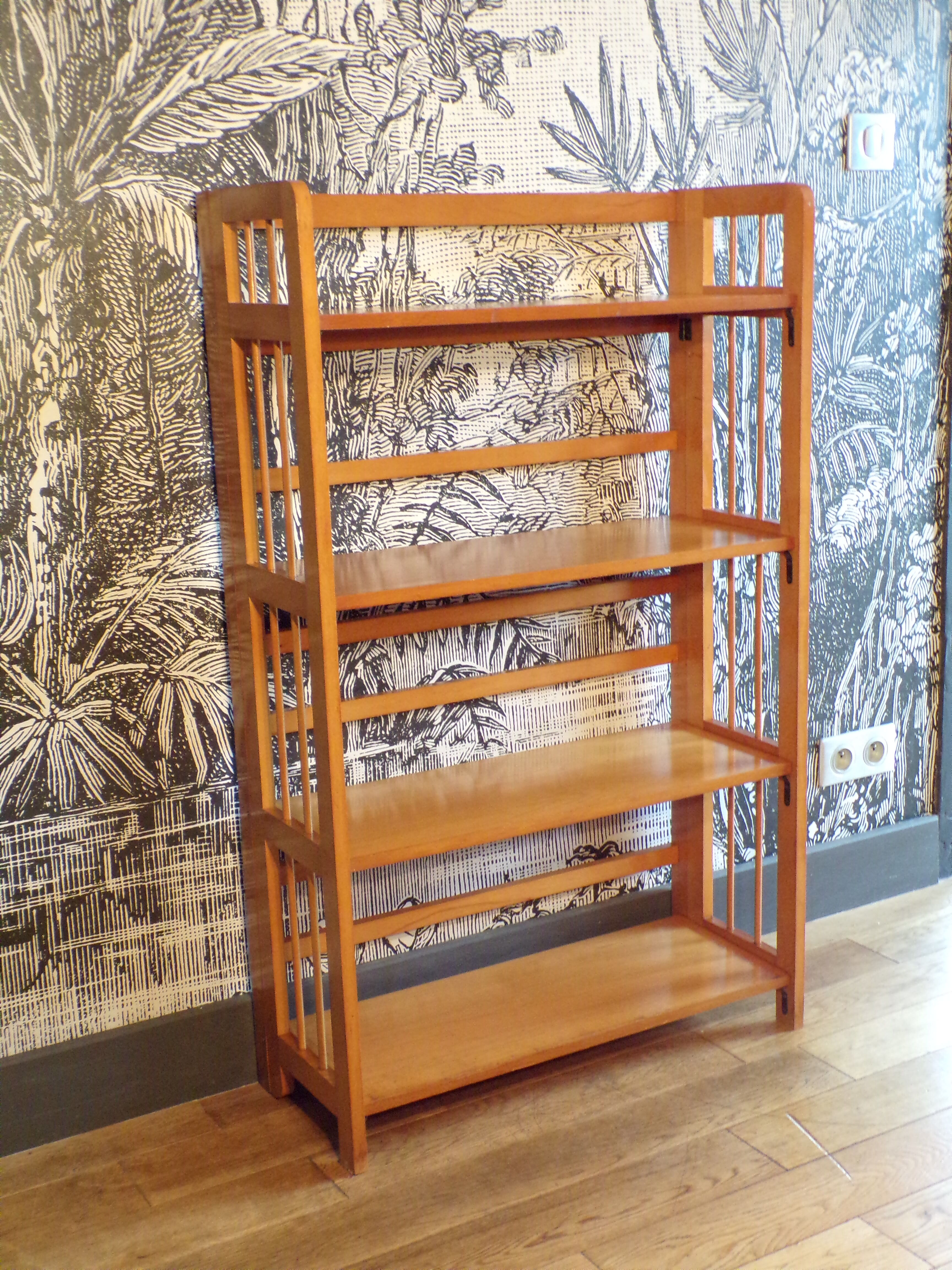Bookseller's folding shelf