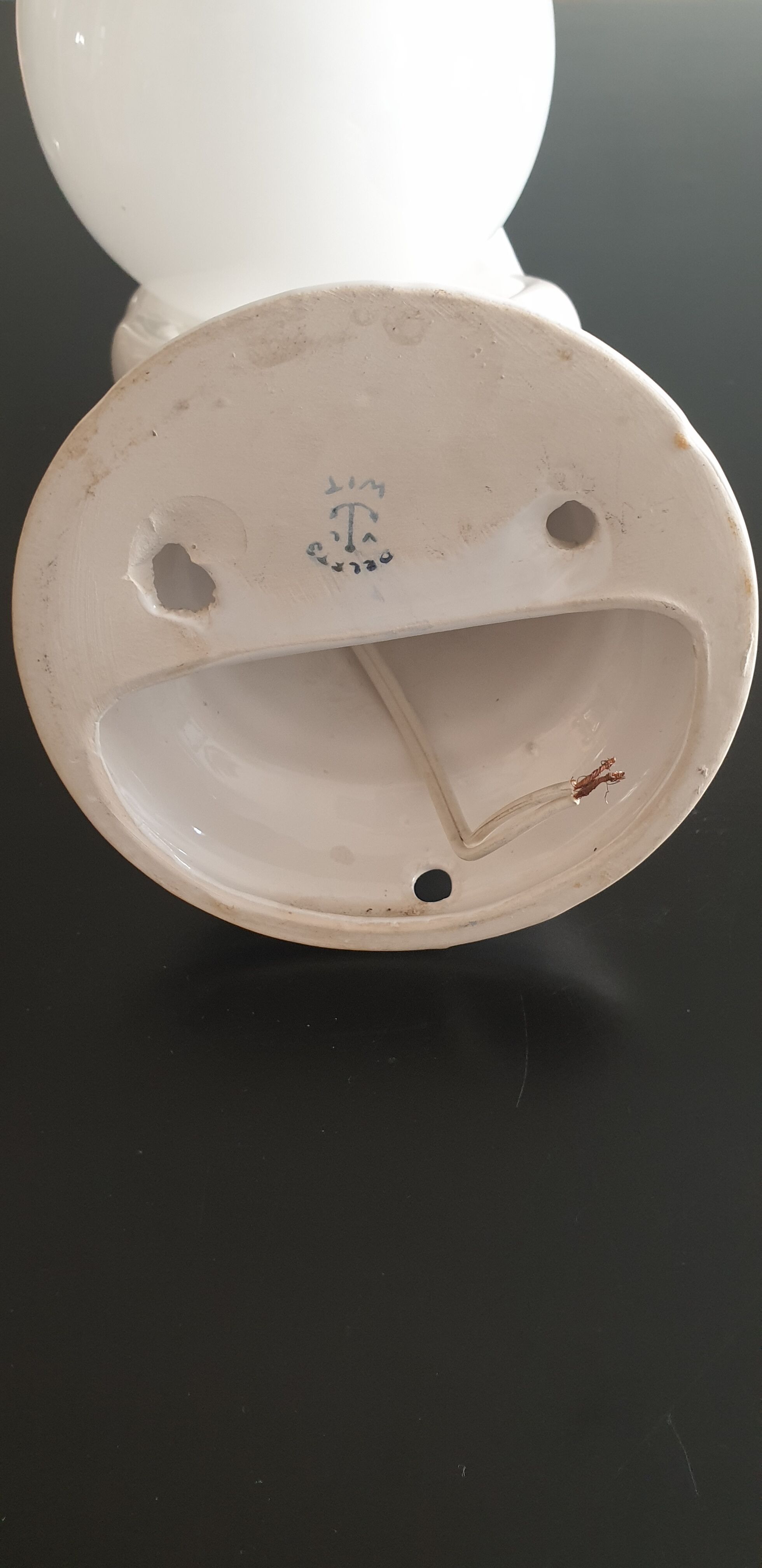 Hand-shaped ceramic and opaline globe, signed delfts wit