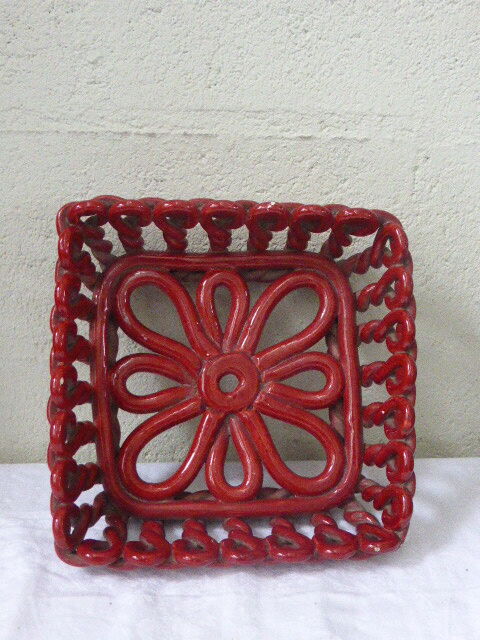 Ceramic enamelled basket plate