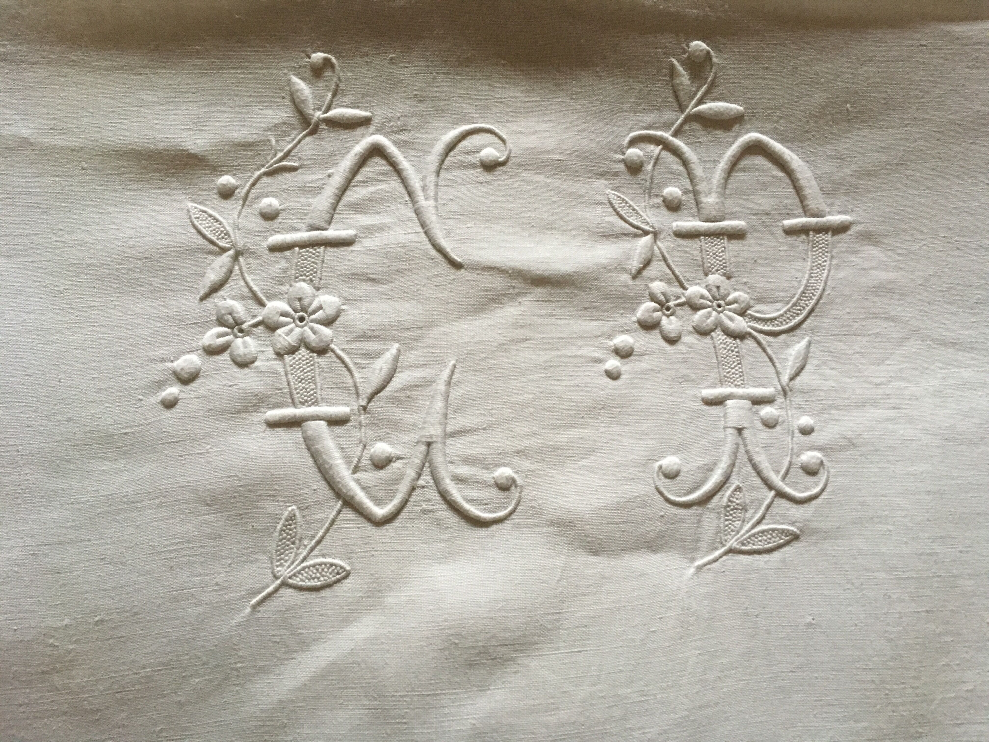 Cloth of linen embroidered setback richelieu figure cp thread Castle