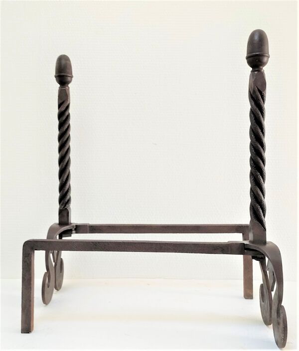 Paire de chenets sculpturaux en fonte à têtes torsadées