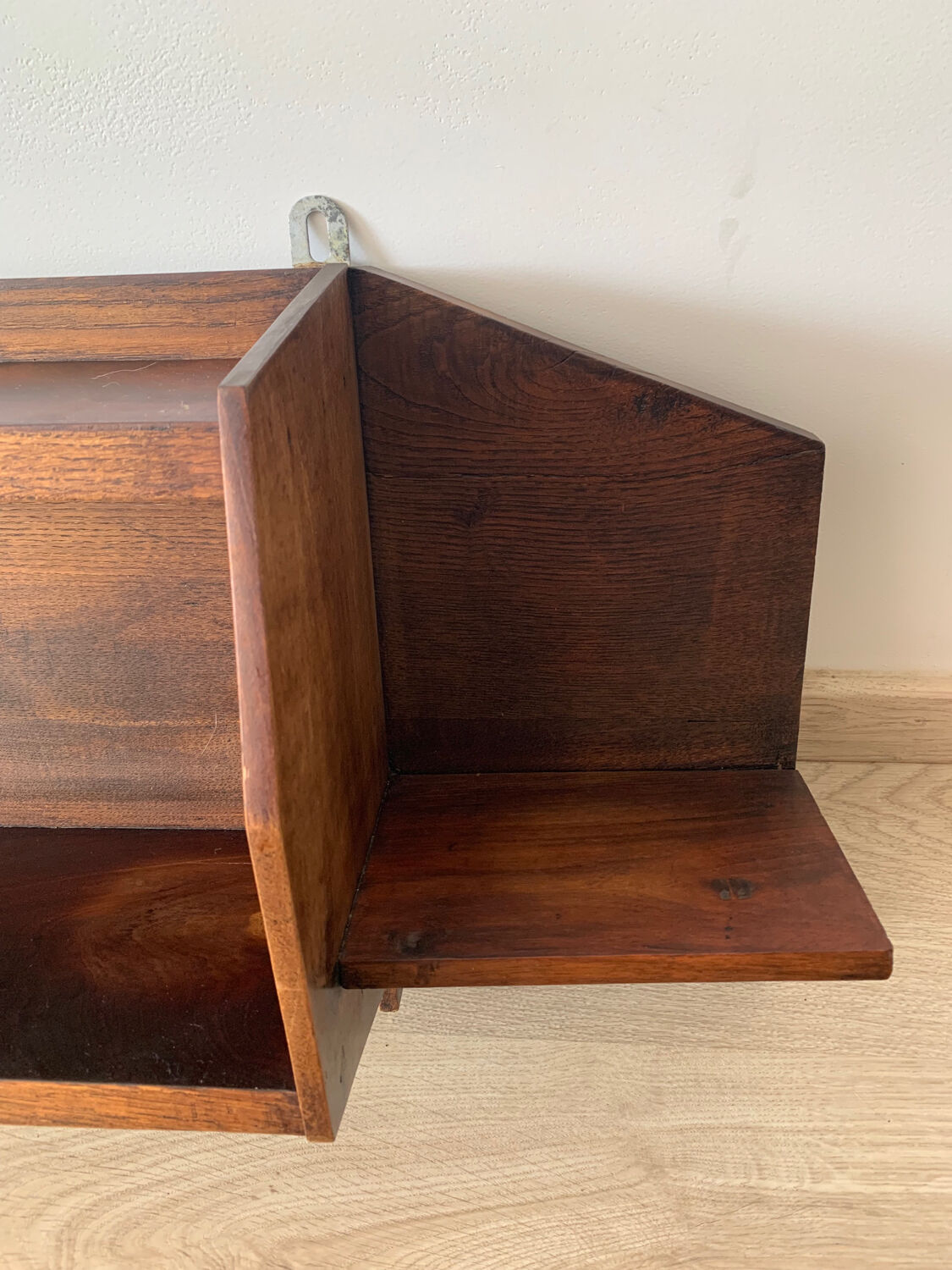 Wall shelf in wood