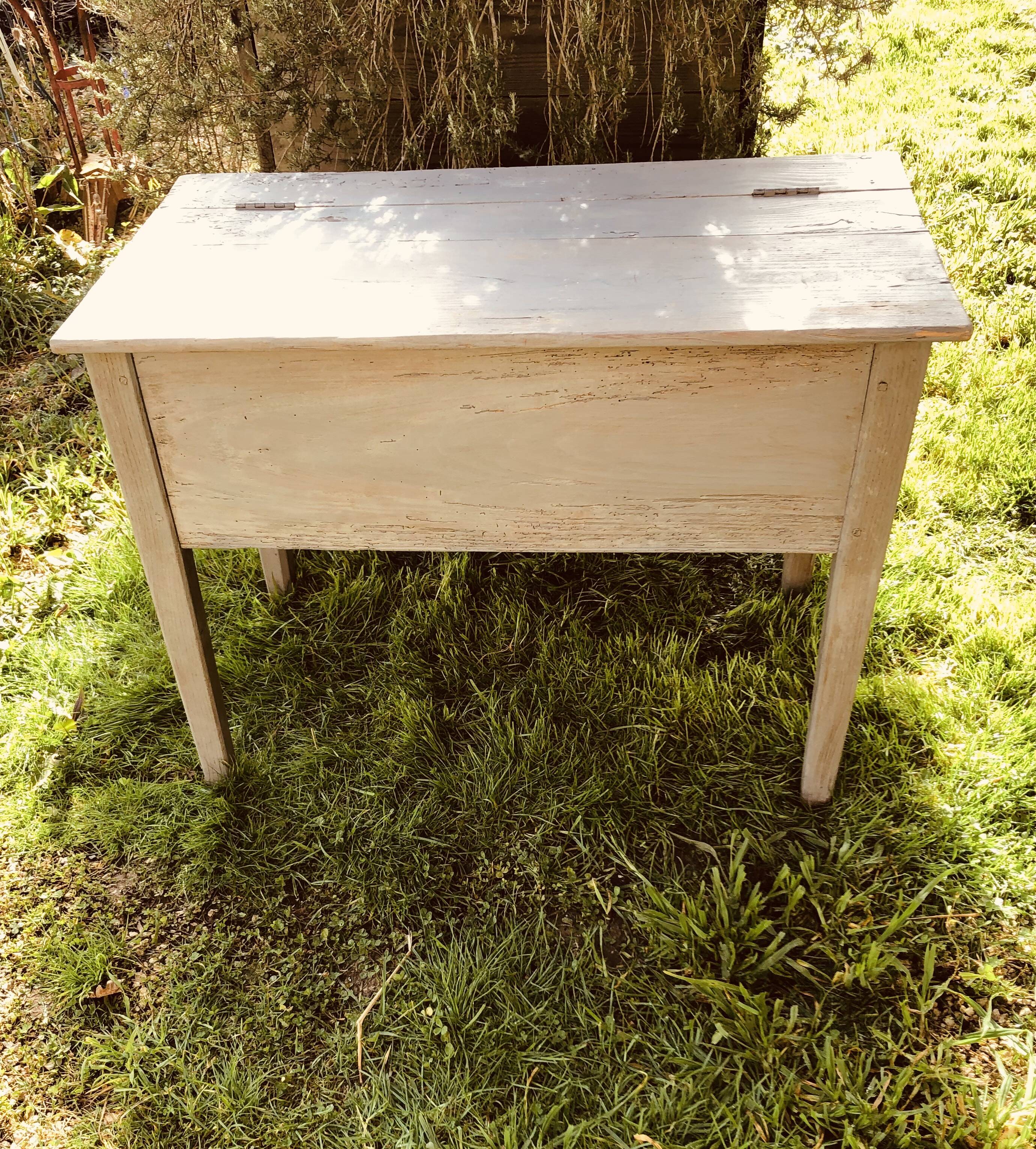 Wooden companion drainer with patina