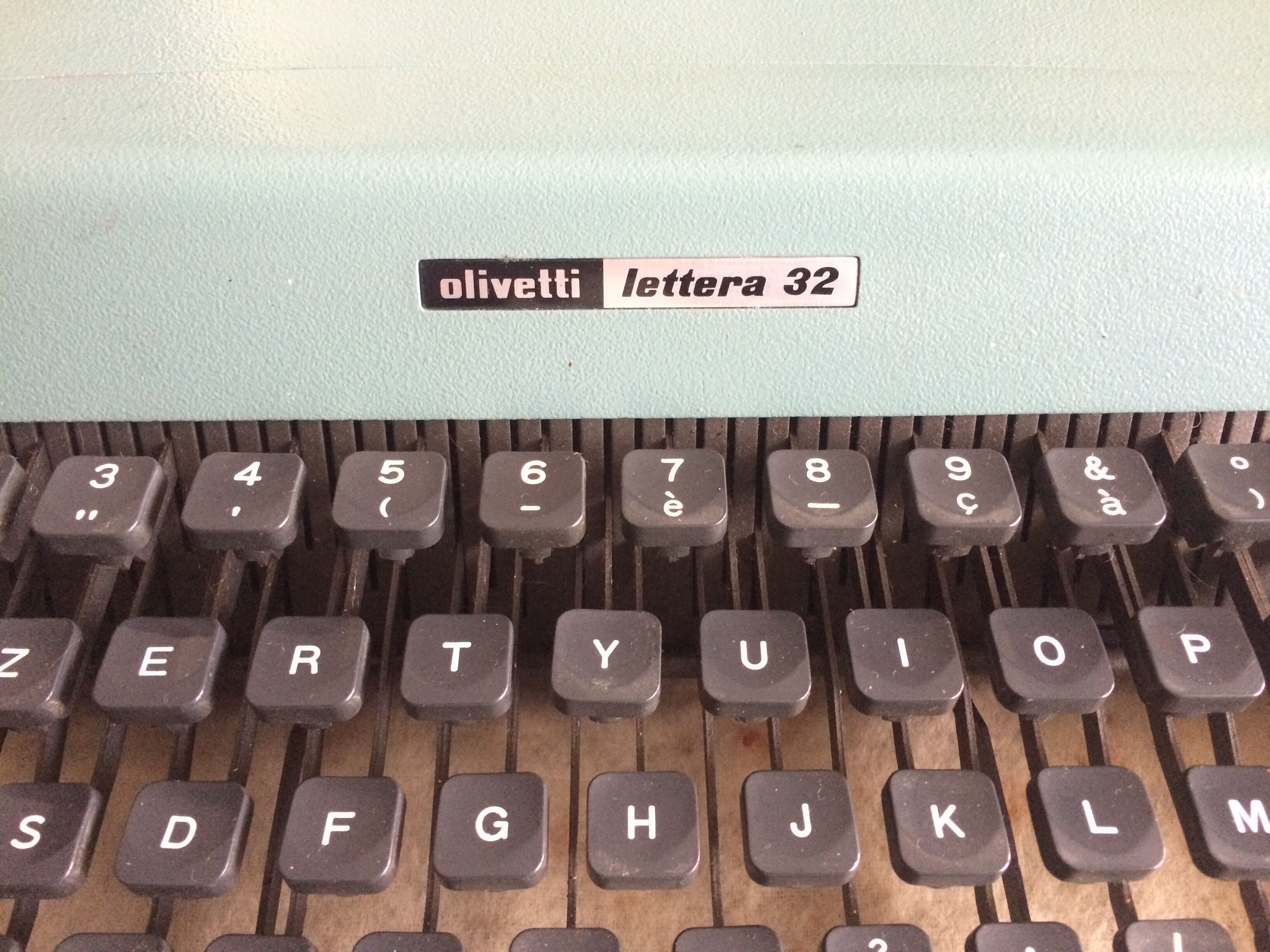 Machine à écrire mécanique vintage portable Olivetti Lettera 32