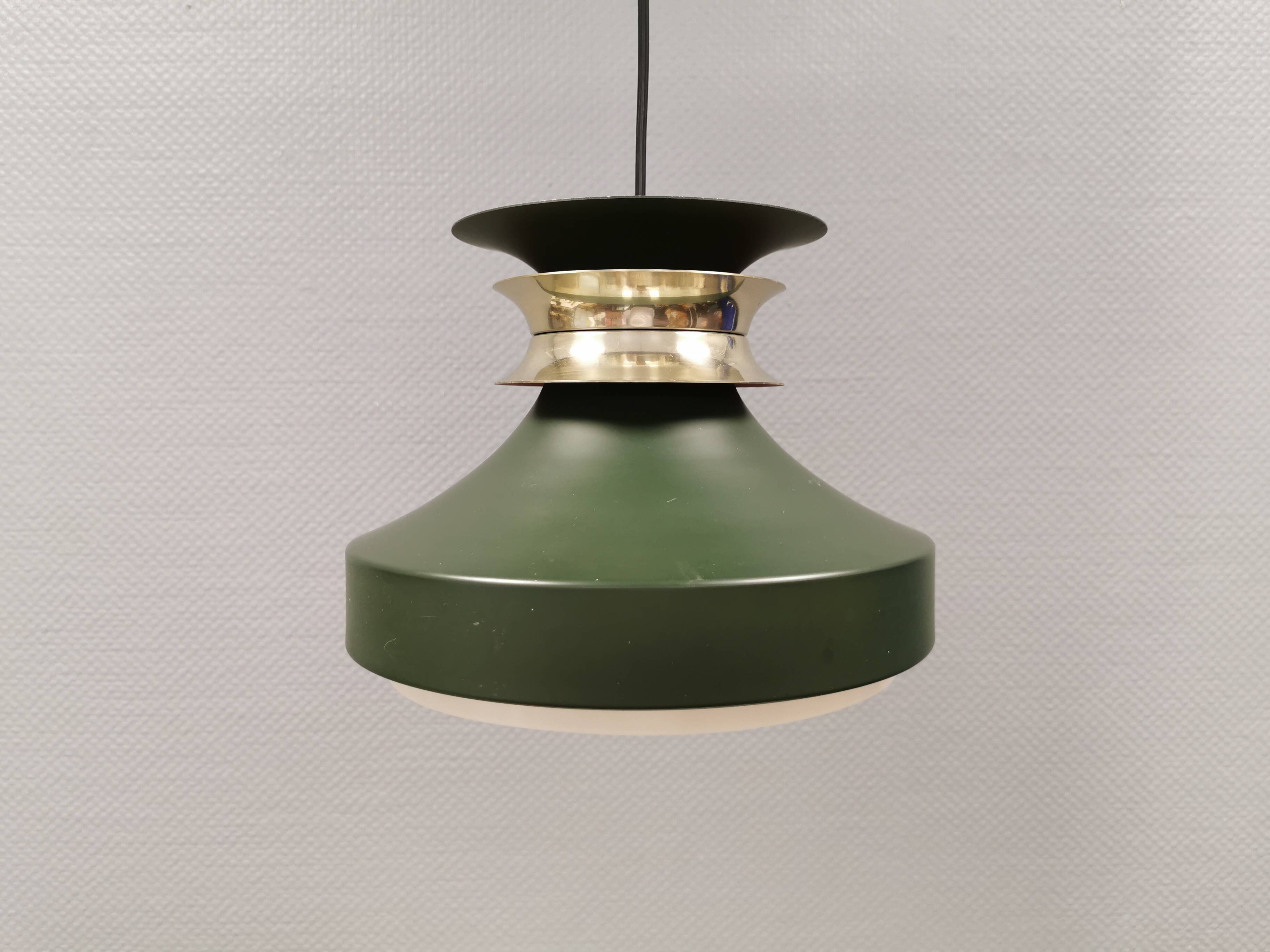 Hanging lamp in green lacquered metal with golden “ring” and bottom grille.