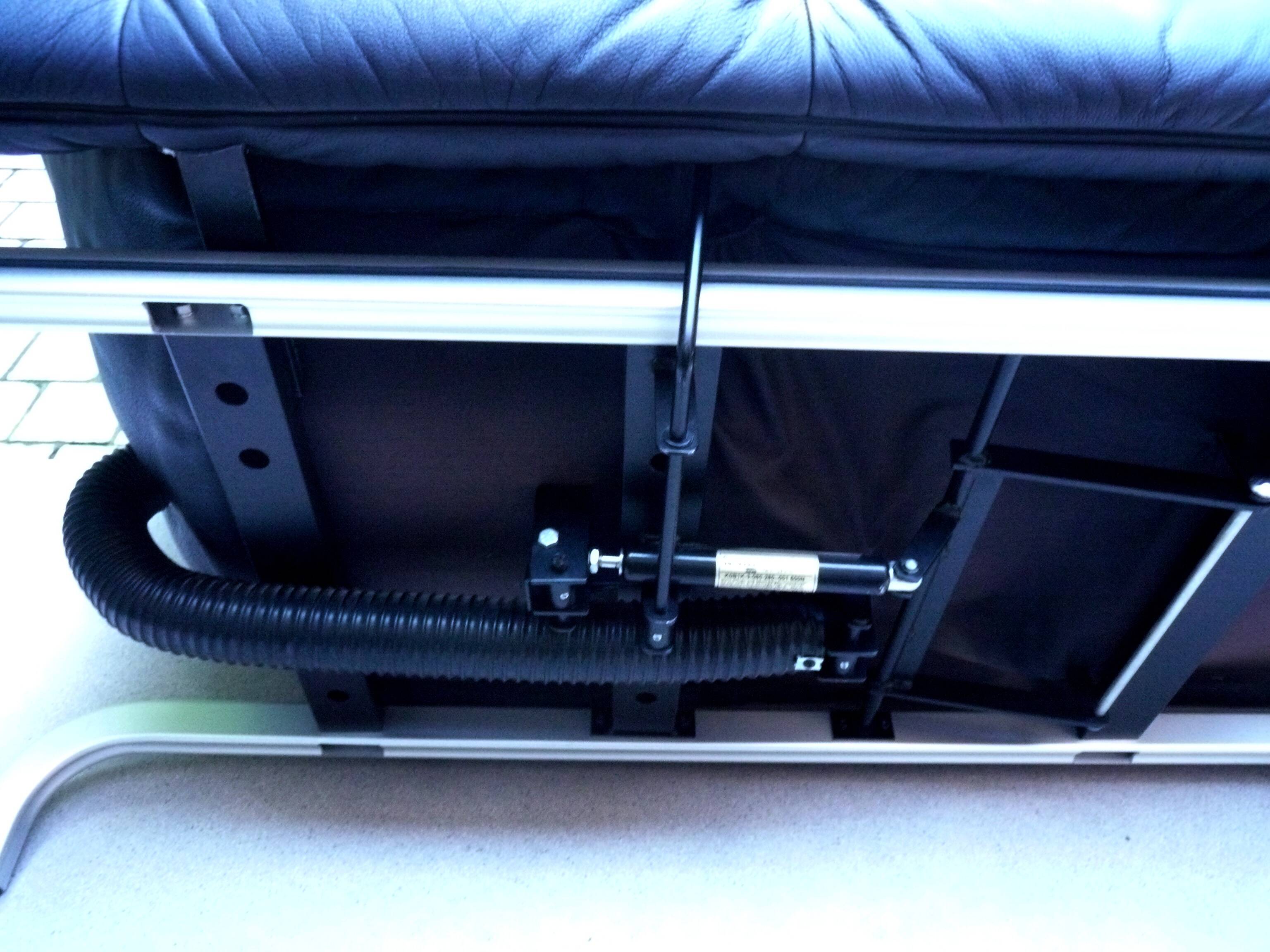 XDark brown leather chaise longue