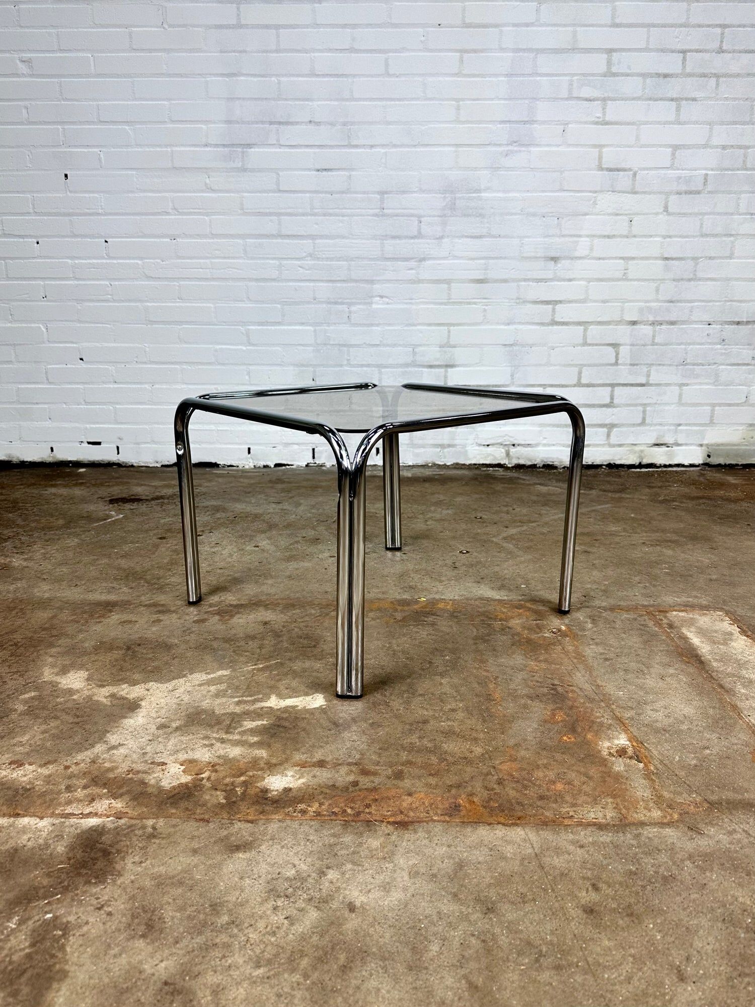 Table basse vintage en métal chromé et verre fumé