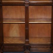 Armoire hollandaise sculptée à la main années 1940