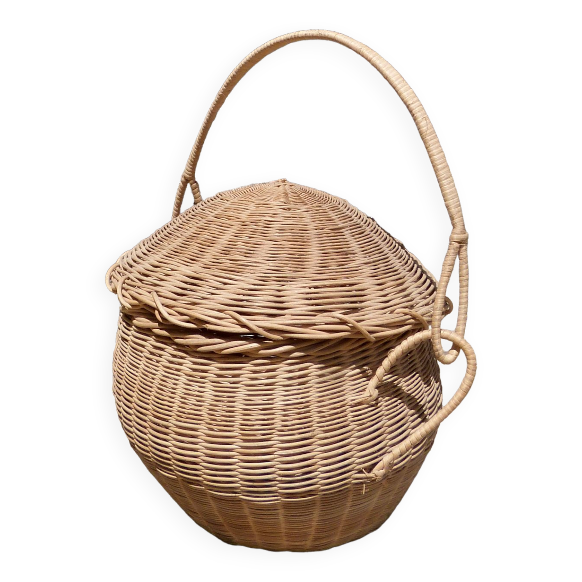 Round wicker basket with lid