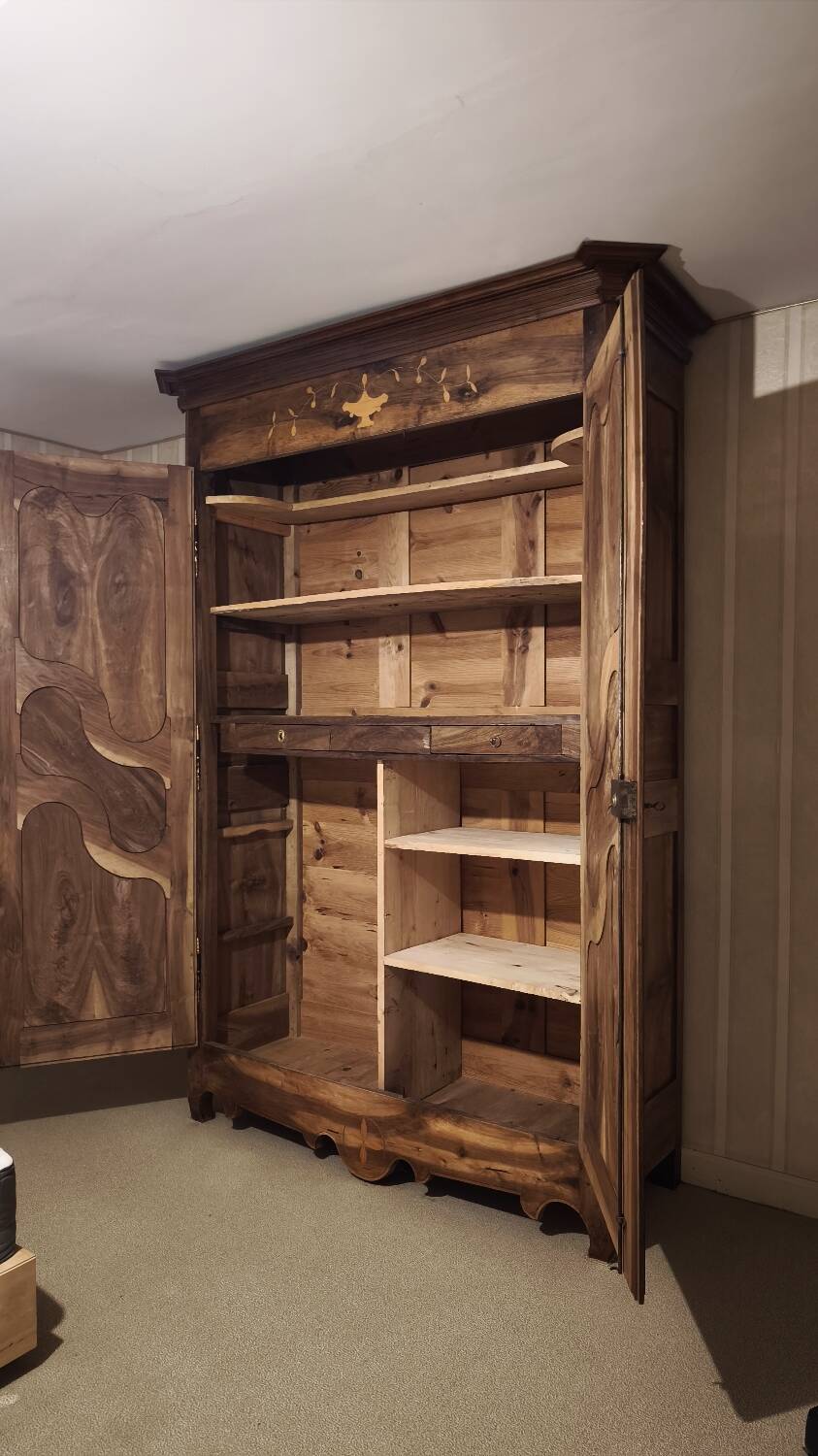 Magnifique armoire en noyer