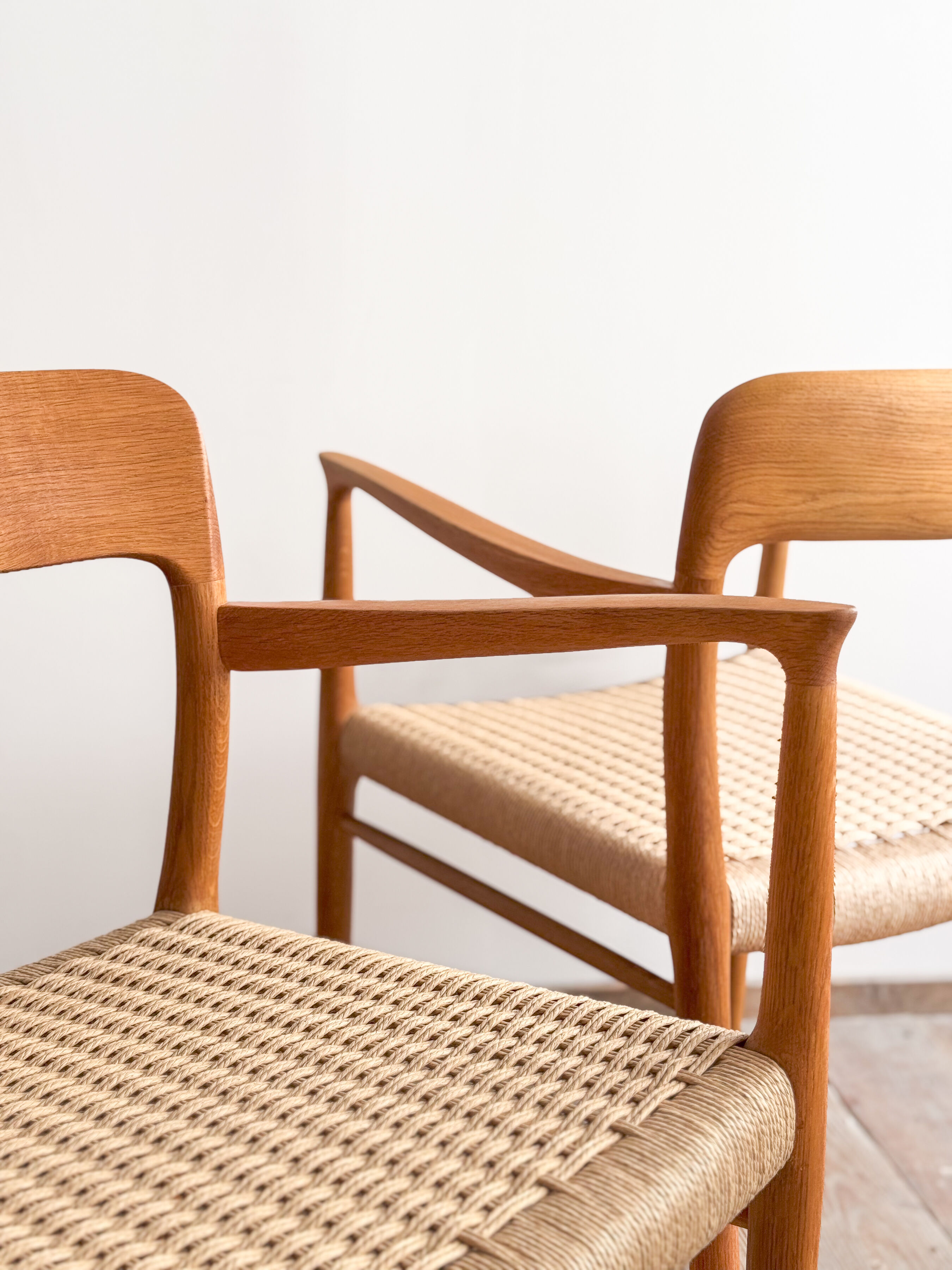 Paire de chaises de salle à manger modèle 56 par Niels O. Møller en chêne