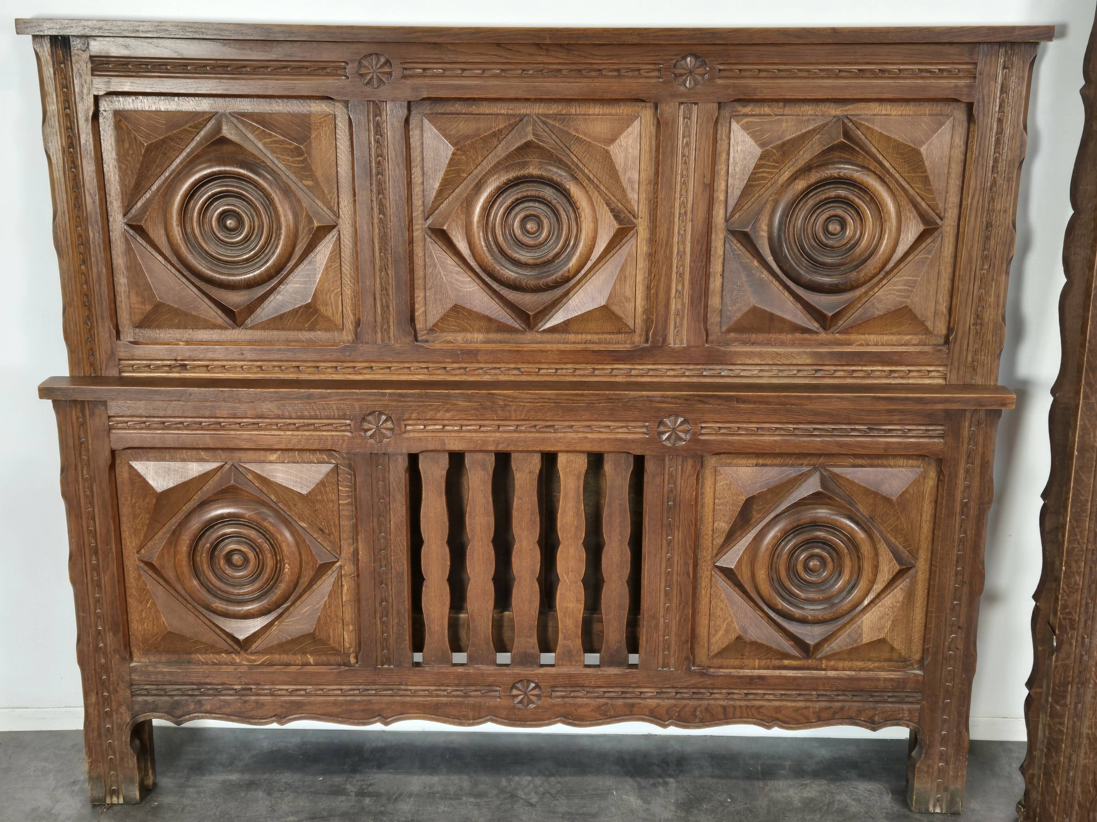 Lit en chêne massif sculpté