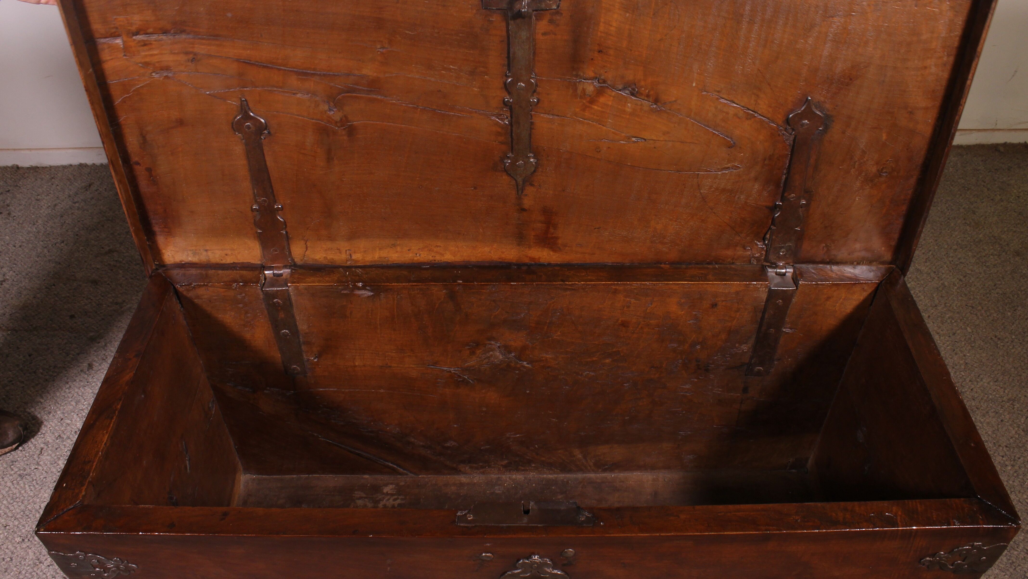 Spanish Renaissance chest in walnut - 16th century