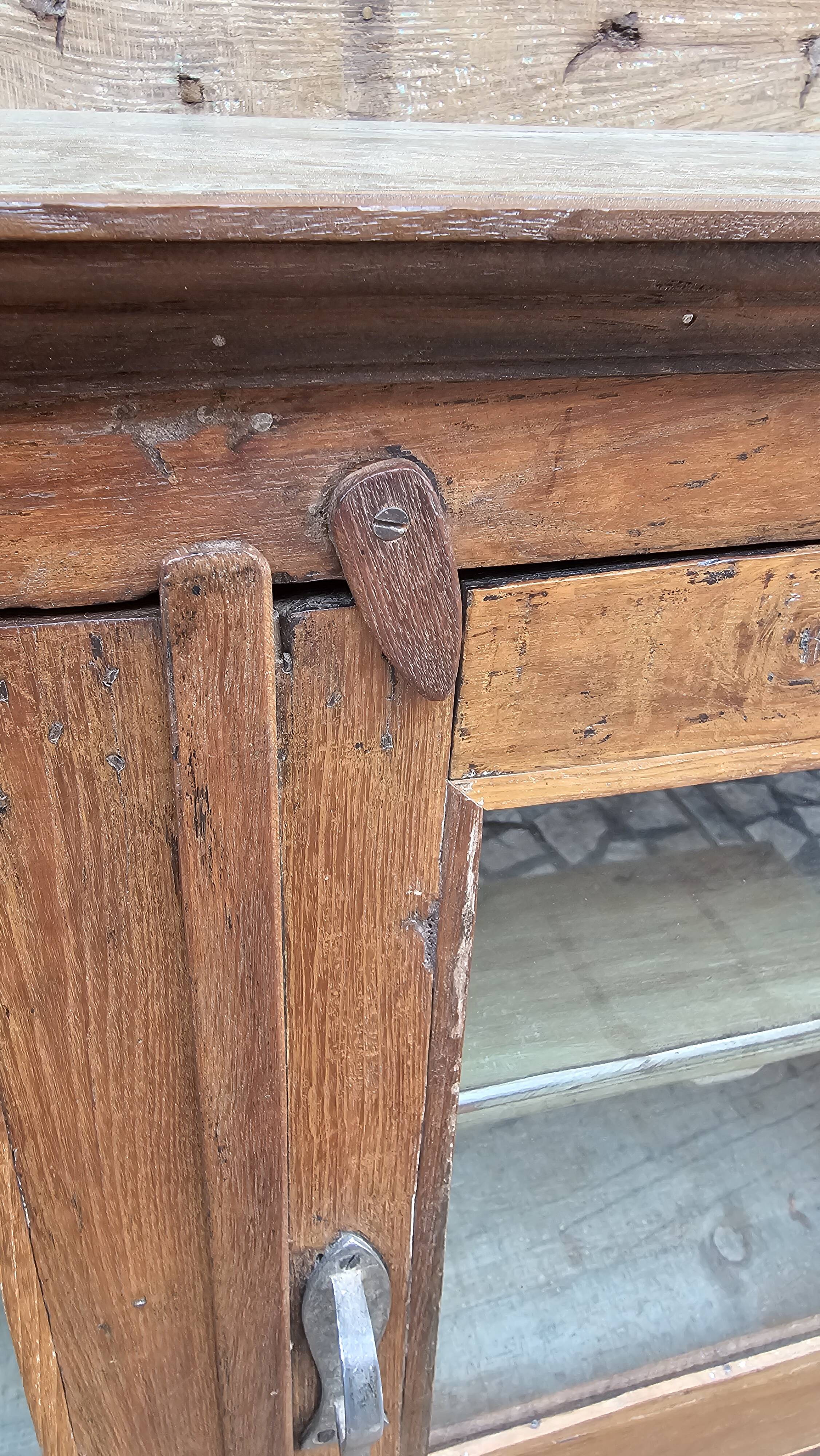 Ancien cabinet vitré en teck birman