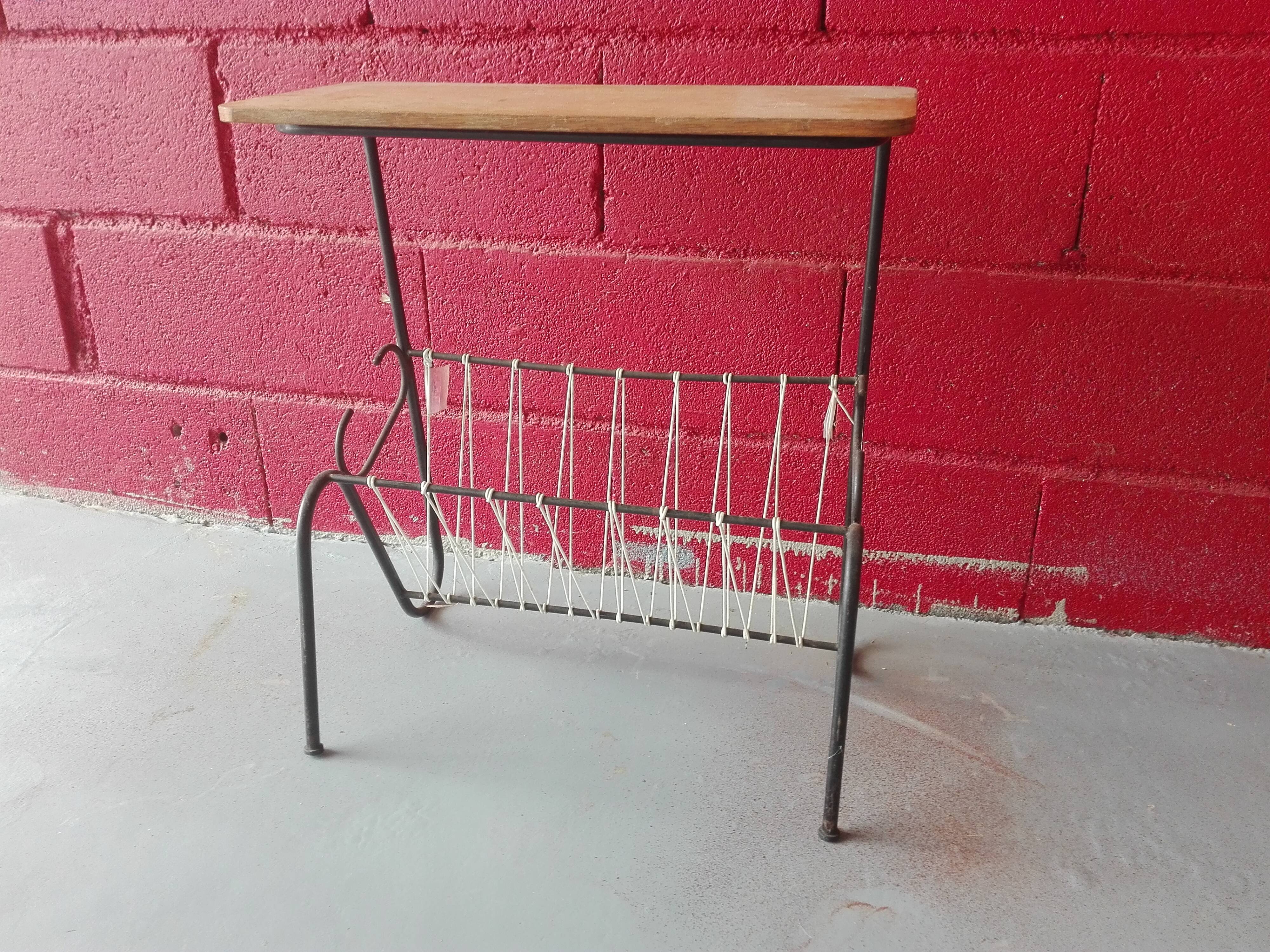 Wood and scoubidou magazine rack