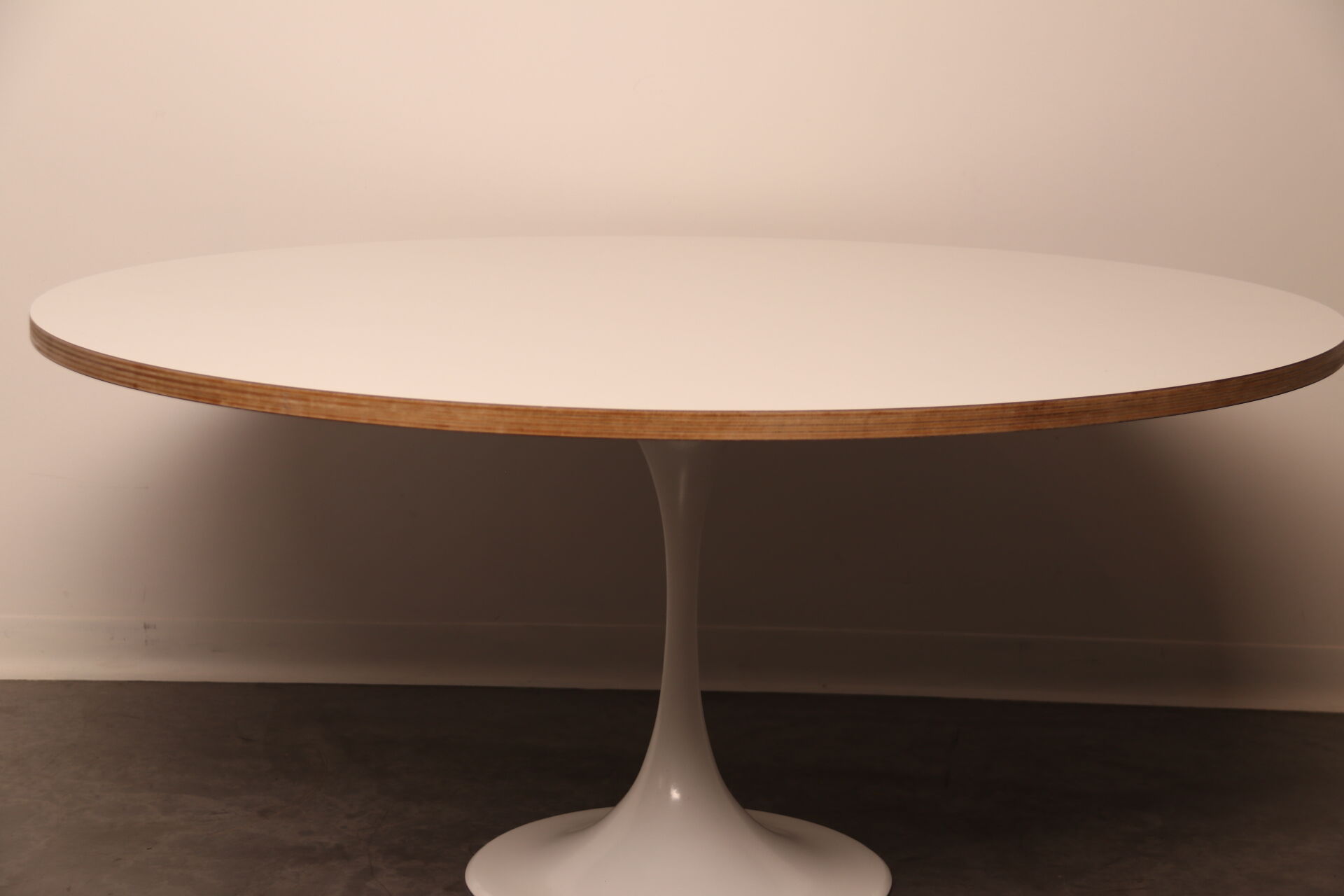 Table basse avec pied tulipe blanche - années 1960